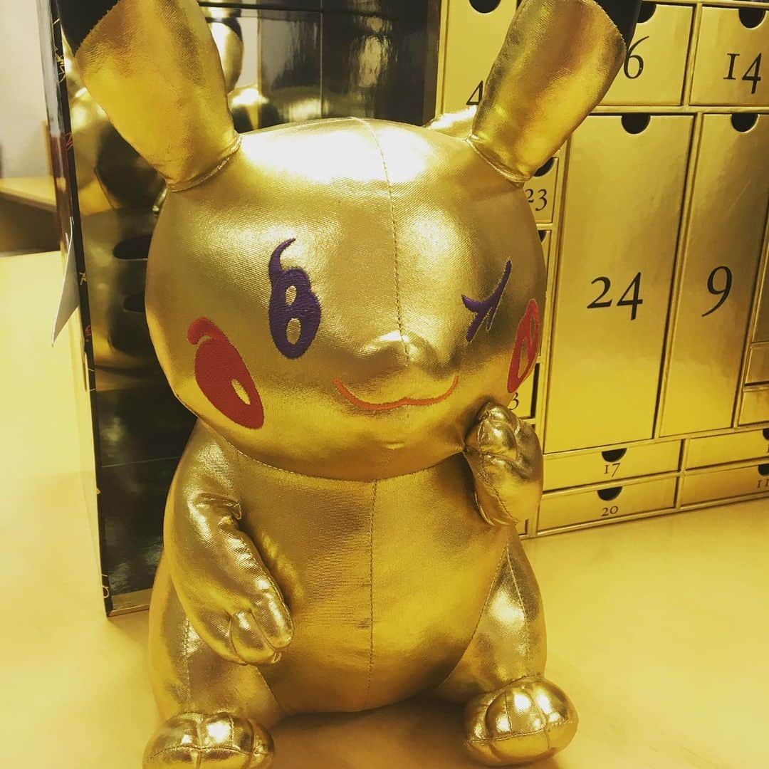 steady.さんのインスタグラム写真 - (steady.Instagram)「ピカシュウ❤️ゲットでチュウ❤️❤️❤️ シュウ ウエムラとポケモンの 可愛すぎる コラボコレクションを紹介🤤💕 ピカチュウと見せかけて、 メイクをしているピカチュウ その名もピカシュウが描かれた デザインですごくキュート😭😭😭😭😭 steady.世代はポケモン世代といっても過言ではないので  きっとときめいてしまう読者も多いのではないでしょうか？😍❤️ 11月1日(金)より限定発売です‼️ ぜひぜひ😇💕 写真左 ピカシュウ アイ パレット サンダーショック  限定発売 限定10色 既存2色 8000円 (3枚目の写真と4枚目の写真のテクスチャー上から1.2番目) ルージュ アンリミテッド アンプリファイド  限定2色 (4枚目の写真テクスチャー上から3.4番目)  ルージュ アンリミテッド アンプリファイド マット  限定2色 (写真4枚目 上から5.6番目) ルージュ アンリミテッド ラッカーシャイン  限定2色  すべて 3300円  #美容好きな人と繋がりたい  #ピカシュウ  #pikashu  #ポケモン #pokemon  #shuuemura  #雑誌ステディ」9月5日 22時29分 - steady_tkj