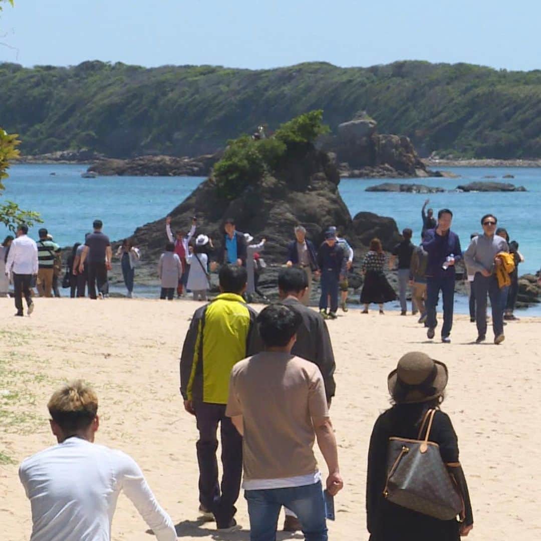 テレビ西日本「Cubetnc」さんのインスタグラム写真 - (テレビ西日本「Cubetnc」Instagram)「多くの韓国人観光客でにぎわう、街や砂浜。 こちらは、去年５月に ＣＵＢＥが長崎県の対馬を取材したときの様子です。 法務省出入国管理統計によると、 2008年には約２万4000人だった 比田勝港への韓国人入国者数は、 去年は約31万2000人と爆発的に増加し、 韓国人に人気の日本みやげを取りそろえた店など 新たな観光ビジネスが巻き起こっていました。 * それから１年３ヵ月余り。 日本と韓国の政治的な対立に終わりが見えない中、 対馬はいま、どうなっているのでしょうか。 その現状を取材しました。 * 放送はあさって、７日（土）あさ10時25分からです。 ぜひ、ご覧ください。 * #日韓関係　#韓国人観光客　#対馬 #福岡NEWSファイルCUBE #田久保尚英　#角田華子 #テレビ西日本　#TNC」9月5日 22時25分 - cubetnc