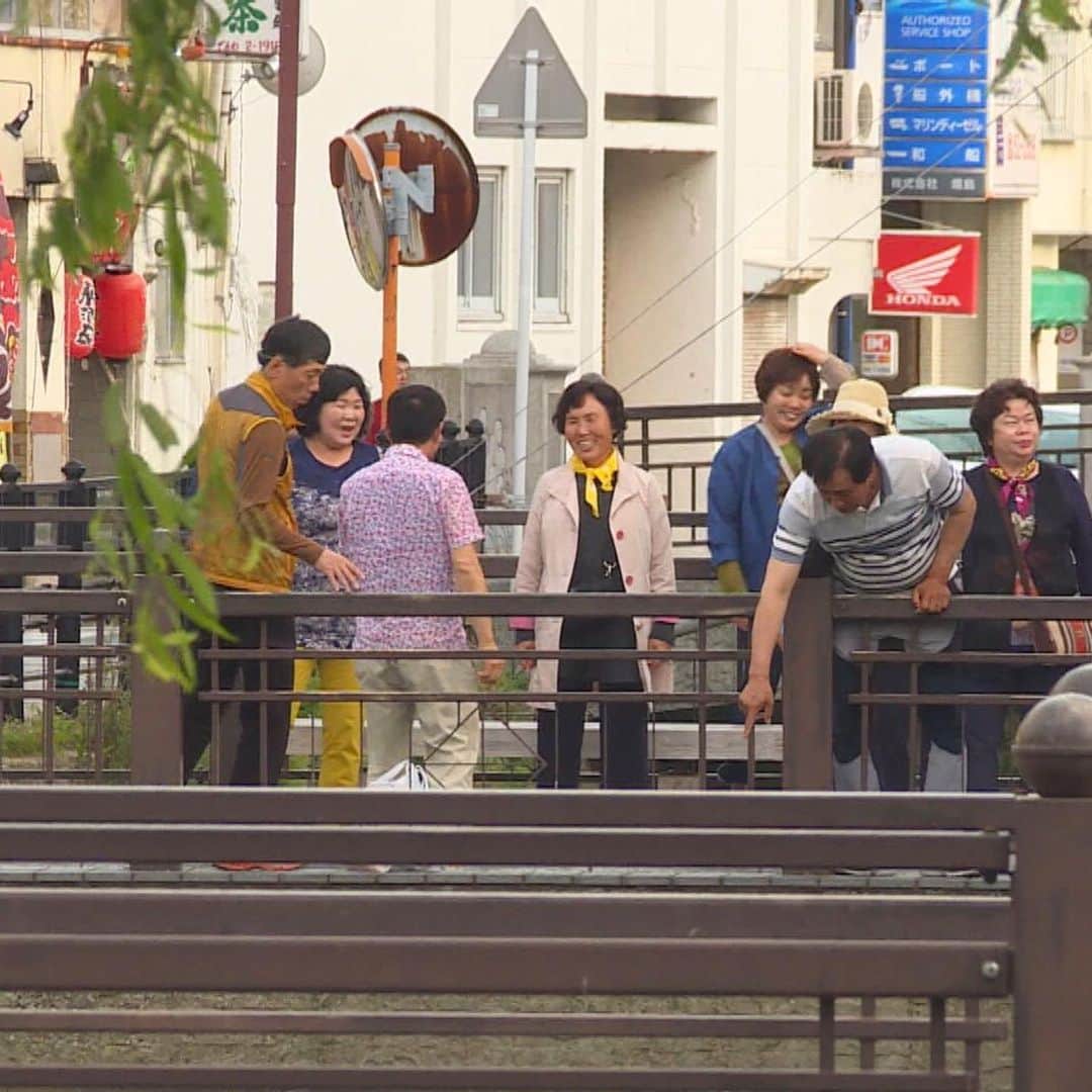 テレビ西日本「Cubetnc」さんのインスタグラム写真 - (テレビ西日本「Cubetnc」Instagram)「多くの韓国人観光客でにぎわう、街や砂浜。 こちらは、去年５月に ＣＵＢＥが長崎県の対馬を取材したときの様子です。 法務省出入国管理統計によると、 2008年には約２万4000人だった 比田勝港への韓国人入国者数は、 去年は約31万2000人と爆発的に増加し、 韓国人に人気の日本みやげを取りそろえた店など 新たな観光ビジネスが巻き起こっていました。 * それから１年３ヵ月余り。 日本と韓国の政治的な対立に終わりが見えない中、 対馬はいま、どうなっているのでしょうか。 その現状を取材しました。 * 放送はあさって、７日（土）あさ10時25分からです。 ぜひ、ご覧ください。 * #日韓関係　#韓国人観光客　#対馬 #福岡NEWSファイルCUBE #田久保尚英　#角田華子 #テレビ西日本　#TNC」9月5日 22時25分 - cubetnc