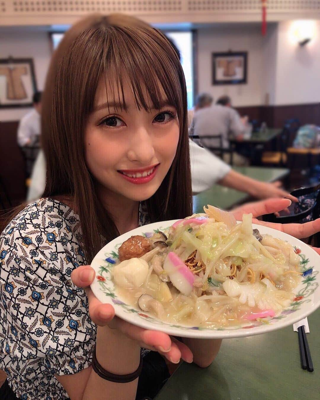 華山志歩さんのインスタグラム写真 - (華山志歩Instagram)「﻿ #江山楼 の皿うどん🍥﻿ ﻿ ちゃんぽんか皿うどんか迷いに迷ったんだけど、﻿ パリパリ麺に惹かれて皿うどんにしました！﻿ ﻿ ﻿ 本場はやっぱり美味しかった〜🤤﻿ ﻿ 具沢山だから食べることが﻿ 宝探しみたいで楽しいの！！！！！！﻿ ﻿ ﻿ 次はちゃんぽんと﻿ 皿うどんの太麺も食べたいな〜🤤💓﻿ ﻿ ﻿」9月5日 22時26分 - shiho_hanayama_official