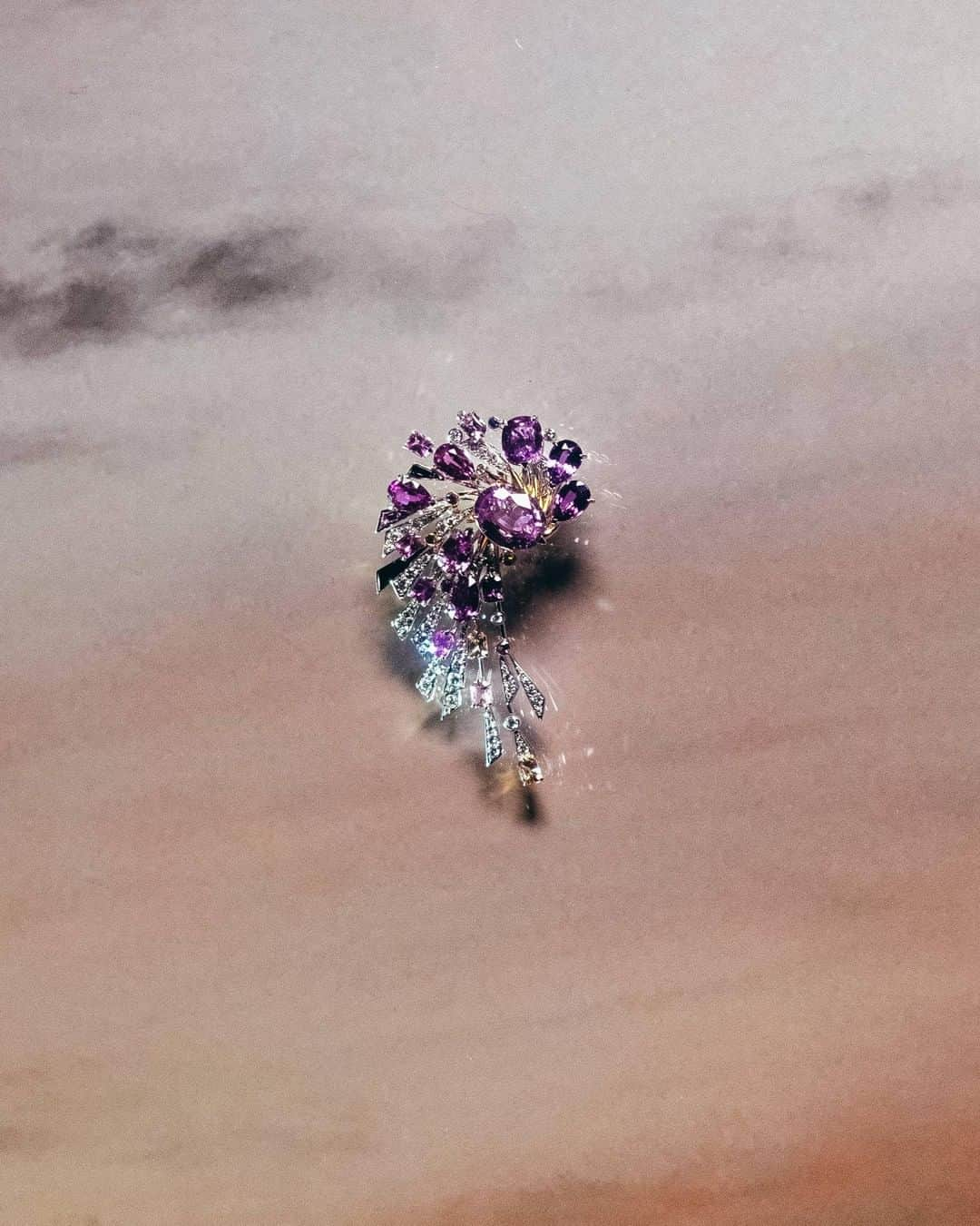 Chaumetさんのインスタグラム写真 - (ChaumetInstagram)「Like a piece fallen from the stormy sky with sun's rays through the clouds, the Lueurs d'Orage brooch illustrates the magical moment where the differents elements of the sky meet.  #Chaumet #LesCielsdeChaumet #HighJewellery #HauteJoaillerie」9月5日 17時00分 - chaumetofficial