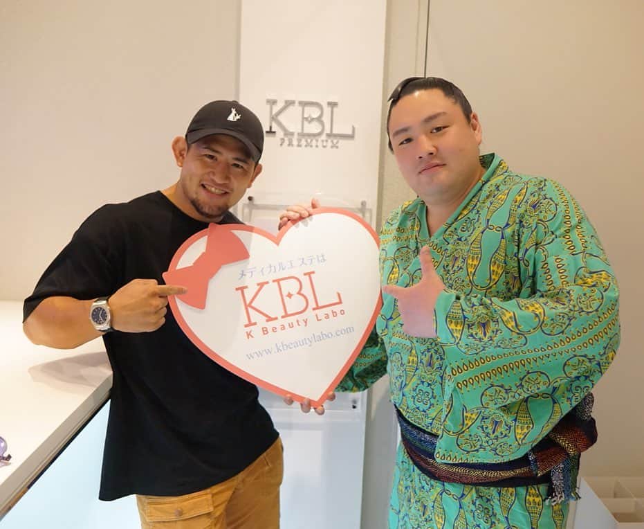 のインスタグラム：「先日お相撲さんの友達の拓也（彩の湖）に紹介をしてもらいK Beauty Labo(KBL @kbeautylabo )で脱毛をしてもらいました♪  ヒゲは欲しいけど体の毛はいらないと思っていたので嬉しかったです^ ^ 通わせていただいてツルツルになります🤩 ありがとうございました。  #kbl #六本木プレミアム店 #メディカルエステ #脱毛 #美容 #kbeautylabo」