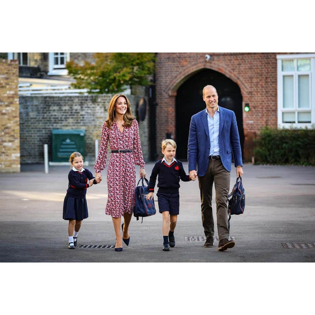 ウィリアム（ケンブリッジ公）さんのインスタグラム写真 - (ウィリアム（ケンブリッジ公）Instagram)「Princess Charlotte arrives for her first day of school at Thomas’s Battersea, joining her older brother Prince George ✏️📚🏫」9月5日 17時15分 - princeandprincessofwales