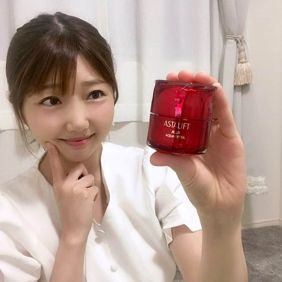 橘珠里さんのインスタグラム写真 - (橘珠里Instagram)「9月1日に #アスタリフト からリニューアル発売さた『 #ジェリーアクアリスタ 』✨⠀ ⠀ ぷるぷるとしたテクスチャーでかわいいゼリーのようですが、違います😋笑⠀ ⠀ お化粧水の前に #先行美容液 として使う商品で、これからの乾燥の季節に欠かせない注目の成分 #セラミド が入っています❤︎⠀ ⠀ お肌にのせると、馴染みがよく、すっと消えていくのが気持ち良い使いごこち◎  1週間使ってみましたが、使用した翌朝のお肌がもっちりしているようで、とても満足です!⠀ ⠀ 季節の変わり目の"乾燥"が近頃の悩みなので、丁寧に使っていきたいと思います☺️ *----*----*----*----*----* @astalift_japan  #アスタリフトジェリー #PR #保湿ケア #スキンケア #美肌 #乾燥対策 #ぷるぷる #美容 #保湿 #富士フイルム #skincare #astalift」9月5日 17時13分 - jurinu