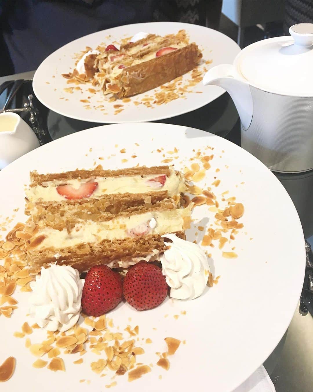 小川りかこさんのインスタグラム写真 - (小川りかこInstagram)「マキシム・ド・パリの「苺のミルフィーユ」が、GINZA SIXの「THE GRAND GINZA」で食べられる事は知っていたのすが…なかなか行く機会が無かったので🍓泉ちゃんと行って来ました〜♫ 1人で1つは多いかな？と思っていましたが…2人ともペロリ😋 日曜日の銀座で優雅な時間を過ごす事が出来ました✨ 泉ちゃんも私もお酒が弱いので😅 お茶しながらお喋りしているのが楽しい😁  #ミルフィーユ#苺のミルフィーユ#ケーキ#銀座シックス#gsix#ginzasix#銀座#ginza#週末#休日#weekend#マキシムドパリ#ザグラン銀座#thegrandginza」9月5日 17時17分 - rikakoogawa