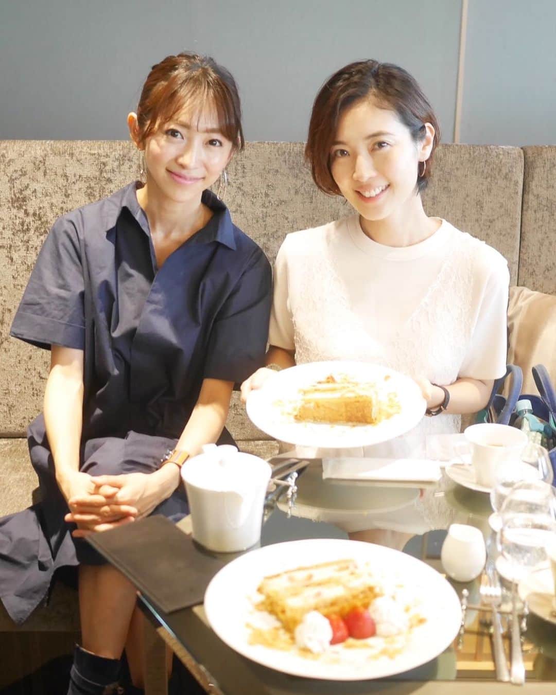 小川りかこさんのインスタグラム写真 - (小川りかこInstagram)「マキシム・ド・パリの「苺のミルフィーユ」が、GINZA SIXの「THE GRAND GINZA」で食べられる事は知っていたのすが…なかなか行く機会が無かったので🍓泉ちゃんと行って来ました〜♫ 1人で1つは多いかな？と思っていましたが…2人ともペロリ😋 日曜日の銀座で優雅な時間を過ごす事が出来ました✨ 泉ちゃんも私もお酒が弱いので😅 お茶しながらお喋りしているのが楽しい😁  #ミルフィーユ#苺のミルフィーユ#ケーキ#銀座シックス#gsix#ginzasix#銀座#ginza#週末#休日#weekend#マキシムドパリ#ザグラン銀座#thegrandginza」9月5日 17時17分 - rikakoogawa