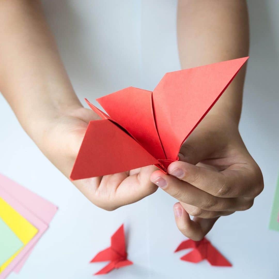 のインスタグラム：「Join our guest recognition programme, “Fans of M.O.”, to enjoy more privileges whenever you stay at any of our hotels around the world. At Mandarin Oriental, Tokyo, we offer members-only activities such as a Learning the Ancient Art of Origami. This is a unique opportunity to learn the basics of this ancient Japanese art our in-house Origami Lesson.  Find out more details & enrolment: https://www.mandarinoriental.com/fans-of-mo/benefits-enrolment?kw=FansOfMO&htl=motyo&eng=promocard&src=qrcode 「ファンズ オブ M.O.」に加入して「記憶に残る滞在と素晴らしい体験」を・・・ 世界のマンダリン オリエンタル ホテルで「記憶に残る滞在と素晴らしい体験」をお楽しみいただける「ファンズ オブ M.O.」。マンダリン オリエンタル 東京では、メンバー限定のアクティビティをご用意しております。  詳細・登録はこちら(英語のみ) https://www.mandarinoriental.com/fans-of-mo/benefits-enrolment?kw=FansOfMO&htl=motyo&eng=promocard&src=qrcode  #MandarinOrientalTokyo #MOtokyo #ImAfan #FansOfMO #マンダリンオリエンタル東京 #motyo #Nihonbashi #luxury #hotelstay #JoinNow #MandarinOrientalHotel #luxuryhotel #hotel #日本橋 #ラグジュアリーホテル #origami #おりがみ #日本文化 #日本伝統 #japaneseculture #japaneseorigami」
