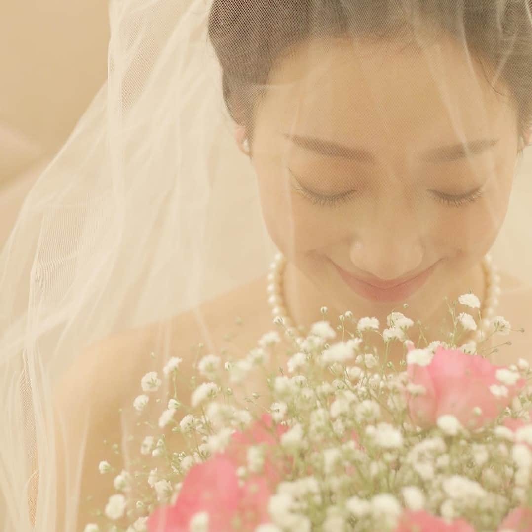ホテルモントレウェディング【公式】 のインスタグラム：「♥ ￣￣￣￣￣￣￣￣￣￣ @montereyweddingをフォローして 『 #モントレ花嫁 』『 #ホテルモントレ』の タグをつけて投稿してくださいね＊*. ・ ホテルモントレ グラスミア大阪 @grasmereosaka.wedding ・ かすみ草×バラでフェミニンなブーケ♡ お好みのバラの色で雰囲気も ガラリと変わりそうですね＊*. ・ ——————————. ◆ブライダルフェア予約はこちらをcheck＊* http://bit.ly/2xJi8pN ◆ホテルモントレ グラスミア大阪の公式HPはこちら* https://www.monterey-wedding.jp/grasmere_osaka/ ——————————. ・ ◆ホテルモントレ公式HPはこちら* https://www.monterey-wedding.jp ・ #モントレ #モントレ花婿  #プレ花嫁 #卒花 #marry花嫁 #dressy花嫁 #farnyレポ #プラコレ ﻿#maricuru #dressy花嫁 #日本中のプレ花嫁さんと繋がりたい #ウエディングニュース #flower #ウェディングドレス #dress #結婚式 #披露宴 #結婚式場 #2019年秋婚 #2019年冬婚 #ホテルモントレグラスミア大阪 #グラスミア大阪 #大阪 #挙式 #ceremony #チャペル #教会式」