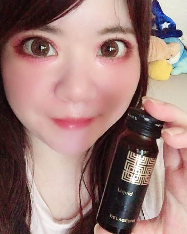 hoshizaki eriのインスタグラム：「. こんばんは♥ . 美容はインナーケアが大事だと 常々感じていますが、 おすすめ美容ドリンクを発見！ DELAGEDIVAというドリンクです💗 . 暫く前から毎日飲んでいますが 肌悩みに内側からの アプローチをしてくれて 気になる乾燥やくすみなどが 改善されてきています♥ 配合成分もコラーゲン、生姜エキス、 オリーブ果実エキス、加水分解シルク、 ミックスハーブエキスなど お悩み肌に良い物ばかり🙆 . これからも内側からのケアを 大切にしたいなぁと思います🙆 . . #インナーケア #美容ドリンク  #DELAGEDIVA #デラジェディバ #sponsered #beautycare  #skincare  #美容 #innercare  #beautyitem  #pleaselikeit #likebackalways  #相互フォロー #もちもち肌  #スキンケア  #맞팔  #팔로미  #뷰티인스타  #화장품스타그램  #인생템  #화장품추천」