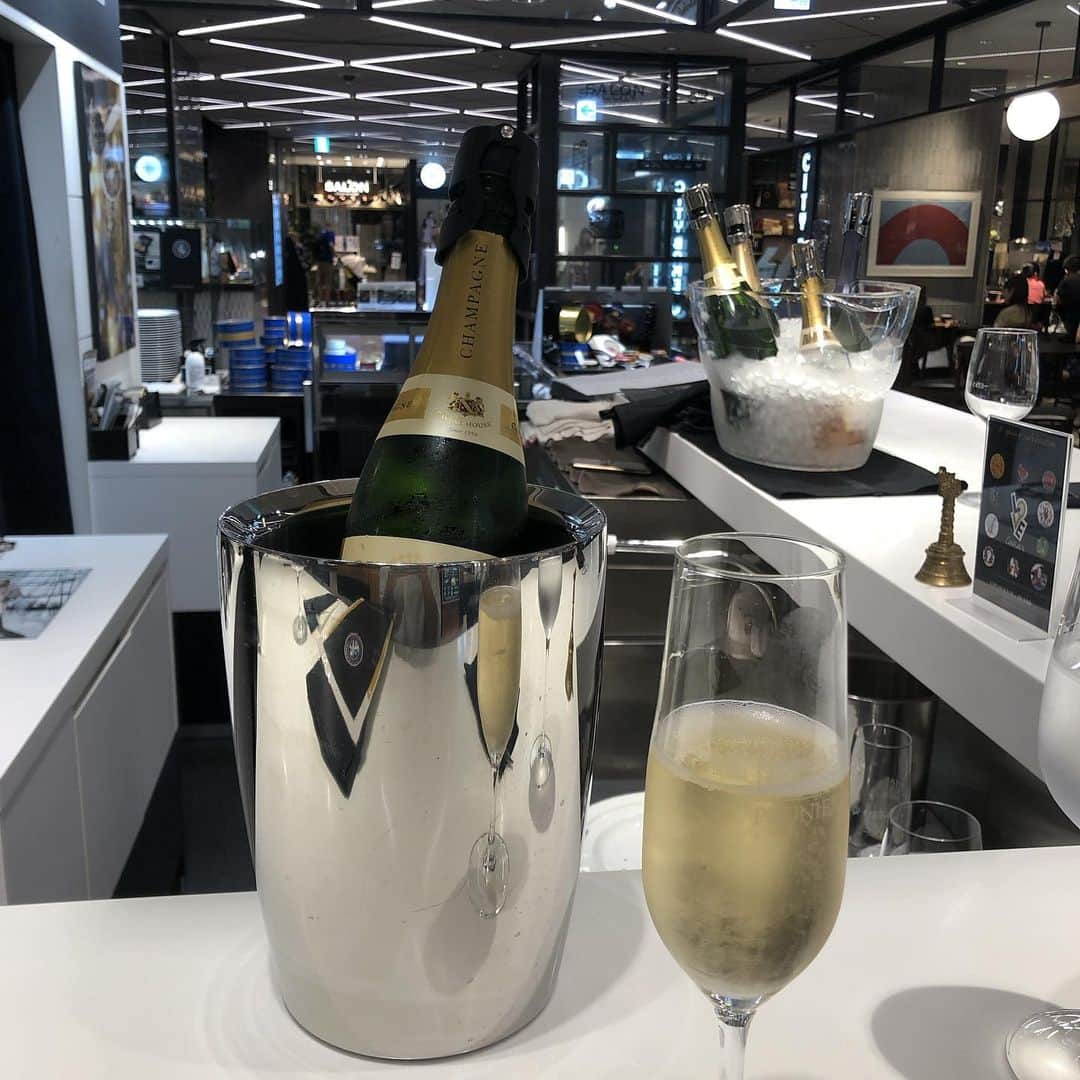 高橋真麻のインスタグラム：「仕事終わりに  #一人ゼロ次会 #シャンパン #caviarhouse #結局 #飲食ネタ」