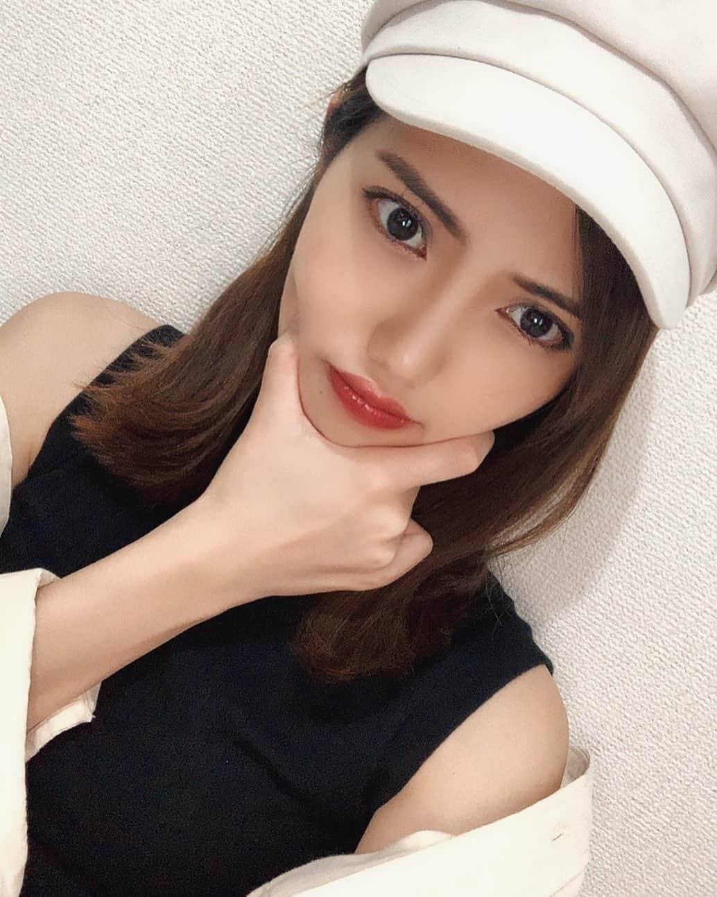 のインスタグラム：「暑いけど、秋感じたくてシャツ羽織っちゃう😂♥️ 親指ほっぺに食い込みすぎ。。 ムチムチのムチ🐹  #丸顔 #ダイエット #筋トレ #トレーニング #美尻 #頑張る #ootd #outfit #fashion #autumn #ビジョビ #コーディネート#コーデ #シャツコーデ #white #black #happy #day #秋メイク #makeup #tokyo #モデル #サロモ #フォロー返します #相互フォロー #フォロバ #いいね返し #fff #likeforlikes #followme」