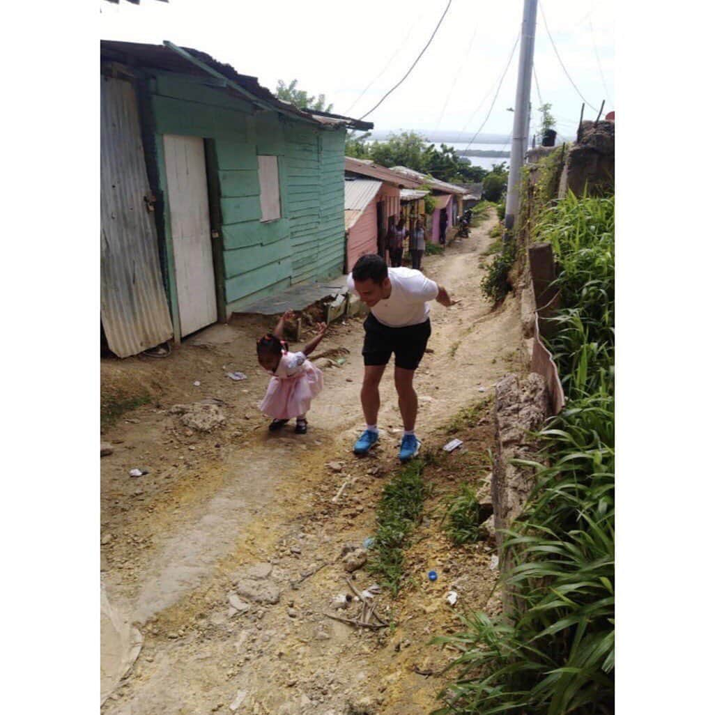 シャキーラさんのインスタグラム写真 - (シャキーラInstagram)「Dani Martinez from @metodowave working with some of our hardest to reach kids in Choco / @hoyvienedani del Método Wave trabajando con niños del Chocó, una de las regiones de mas difícil acceso. @fpiesdescalzos」9月5日 17時49分 - shakira