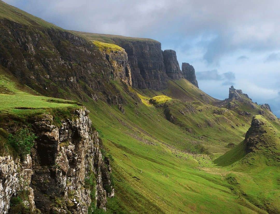 のインスタグラム：「Isle of Skye 🍀 #inspiration Cette saison, la gamme couleur s’inspire des paysages infinis des Highlands. Les nuances sont végétales, tel un camaïeu de feuilles mortes : marron, écureuil ou encore vert sapin. . 🇬🇧 This season, the color range is inspired by the infinite landscapes of Highlands. The nuances are vegetal, like a shade of dead leaves: brown, tan or fir green.」