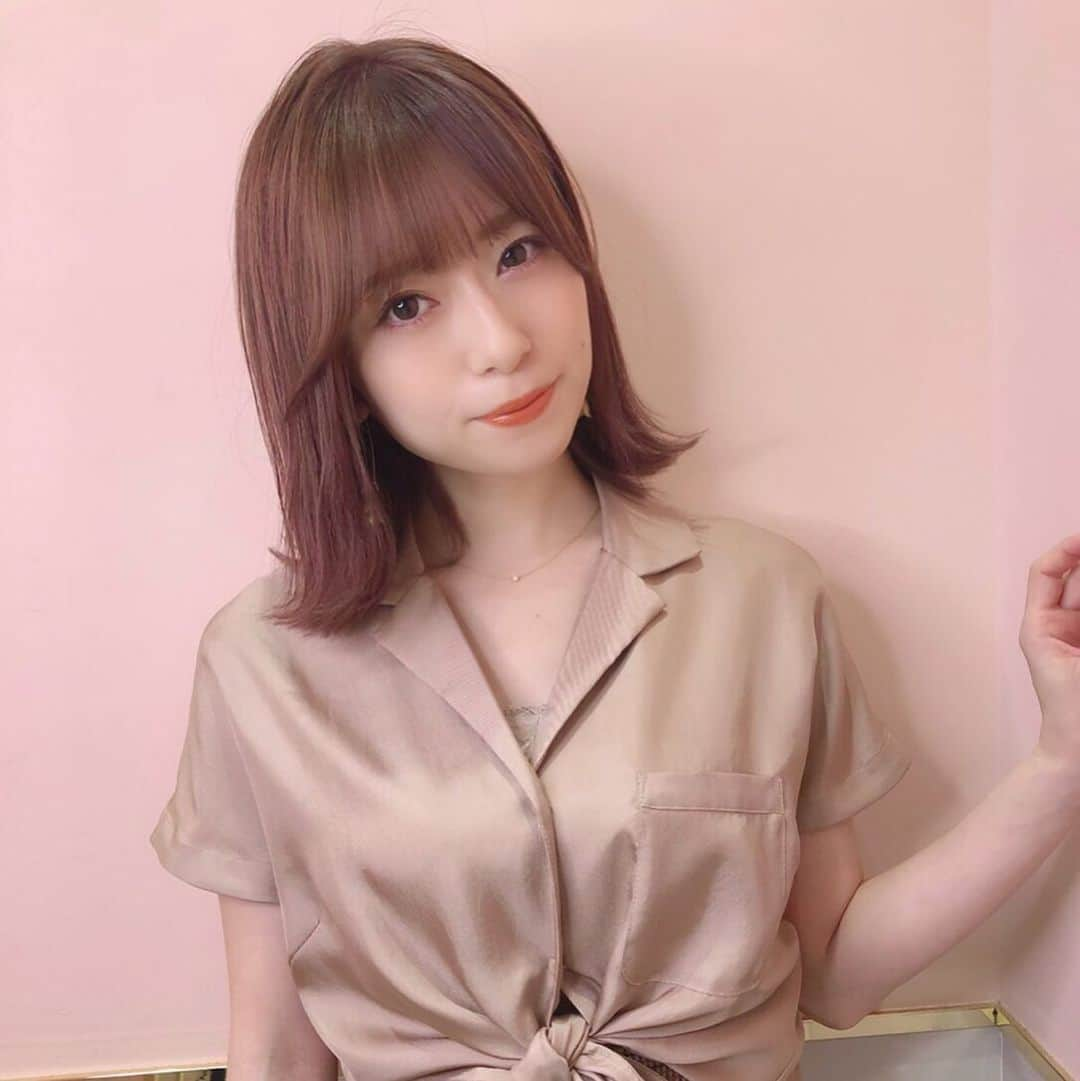 黒坂優香子さんのインスタグラム写真 - (黒坂優香子Instagram)「♡ ・ ・ new💇‍♀️♡ ・ ・ マロンクリームベージュ🌰💗 ・ 秋らしくてめちゃ可愛い色！！ ケアブリーチしてから入れてもらったよ♡♡♡ そして毛先をまた3センチ弱カットして人生最短を更新♡笑 ・ ・ みほちゃんいつもありがとう👼💗 @miho__motoyama」9月5日 17時46分 - yukakokurosaka0606