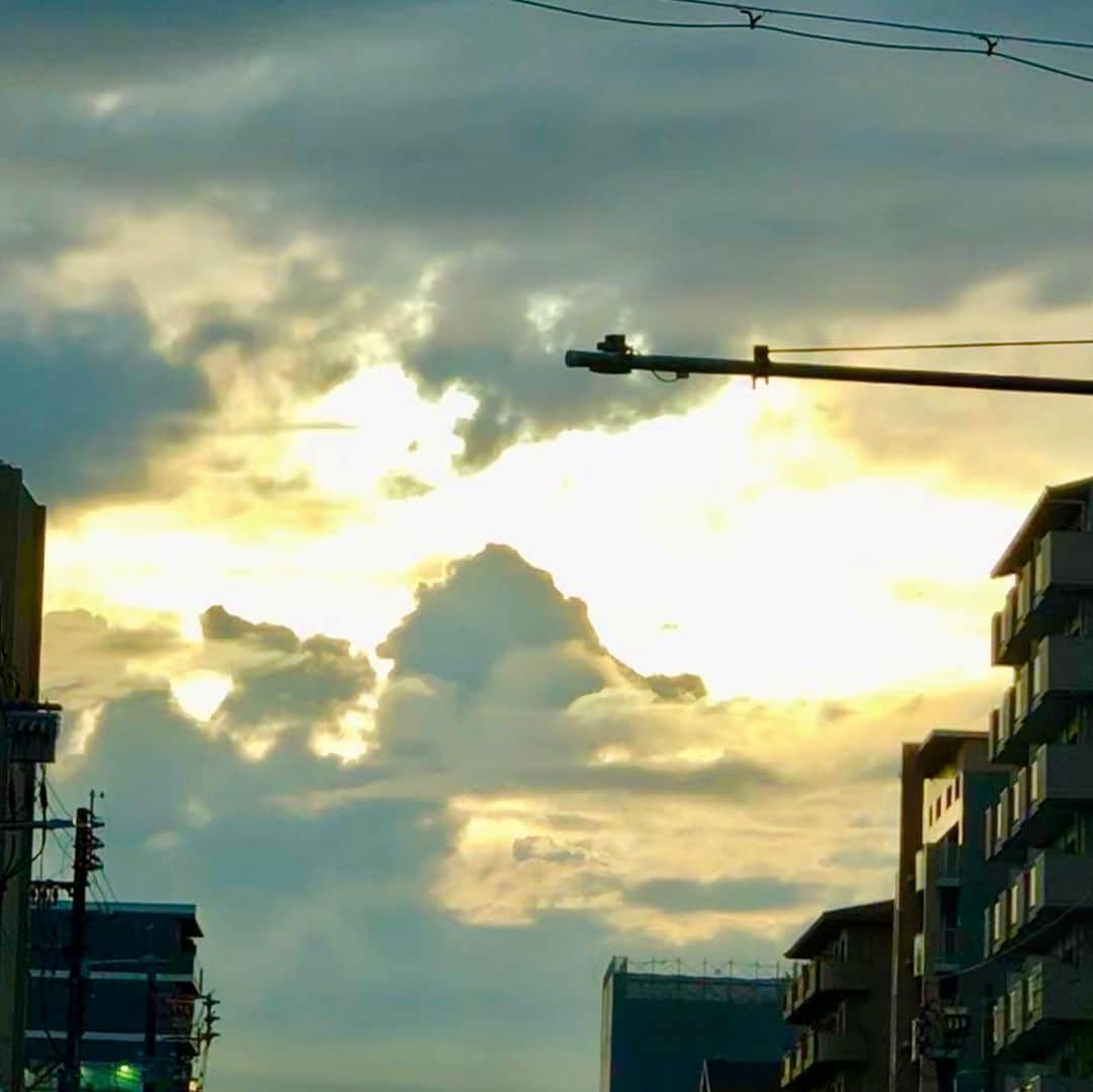 大西宏幸さんのインスタグラム写真 - (大西宏幸Instagram)「大阪では大雨と雷⚡️ バケツをひっくり返したようなとよく言われるのを彷彿とするぐらいの大雨でした。 雨や止んで夕方になると空気が綺麗になったのでしょうね。 夕焼けが綺麗です♫  Heavy rain and thunder in Osaka  It was a heavy rain that reminiscent of being often said to have flipped the bucket.  It must have been clean in the evening when it rained or stopped.  The sunset is beautiful ♫」9月5日 17時51分 - hiroyukionishi