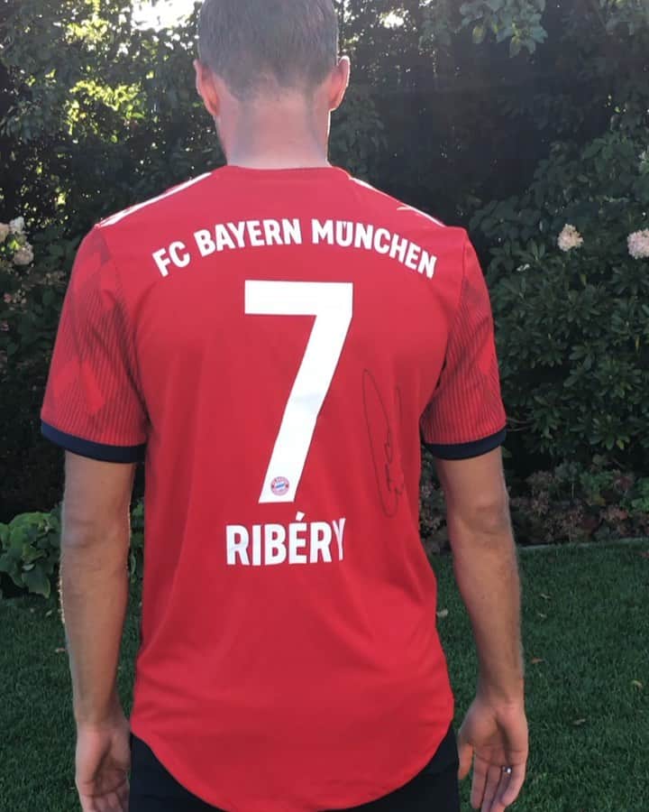 トーマス・ミュラーのインスタグラム：「7 million reasons to be happy! 😀Thank you for your fantastic support on 365 days a year and 24 hours a day. 👍🏼👏 #esmuellert #7mioInstaFans #behappy #instagram #bestfans #grateful #thomasmueller」