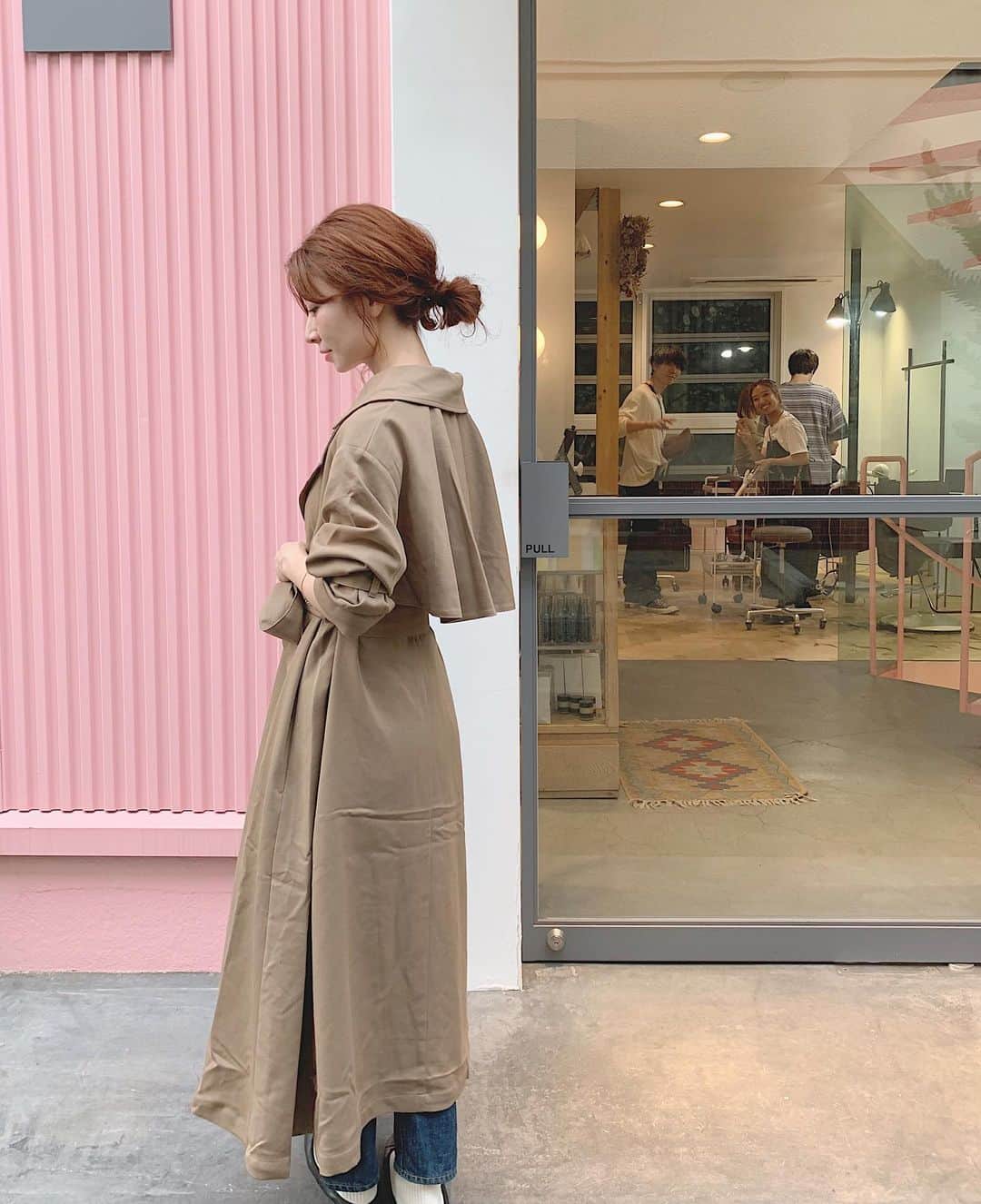 のインスタグラム：「ㅤㅤㅤㅤㅤㅤㅤㅤㅤㅤㅤㅤㅤ sikiでカラーしてきた🍂 2回目のオレンジ🍊前回よりオレンジに🍊 sakiさんありがとうございます❤︎ ( 1枚目、スタッフの方が中から✌🏻しててかわいい笑 ) ㅤㅤㅤㅤㅤㅤㅤㅤㅤㅤㅤㅤㅤ 今年1着目のアウターは バックスタイルがかわいいトレンチ🧥 薄手なので少し肌寒いいまの時期にちょうどよい◯ ㅤㅤㅤㅤㅤㅤㅤㅤㅤㅤㅤㅤㅤ #urs_styling #urs_official #ユアーズ #フリルヨークトレンチコート @urs_official」