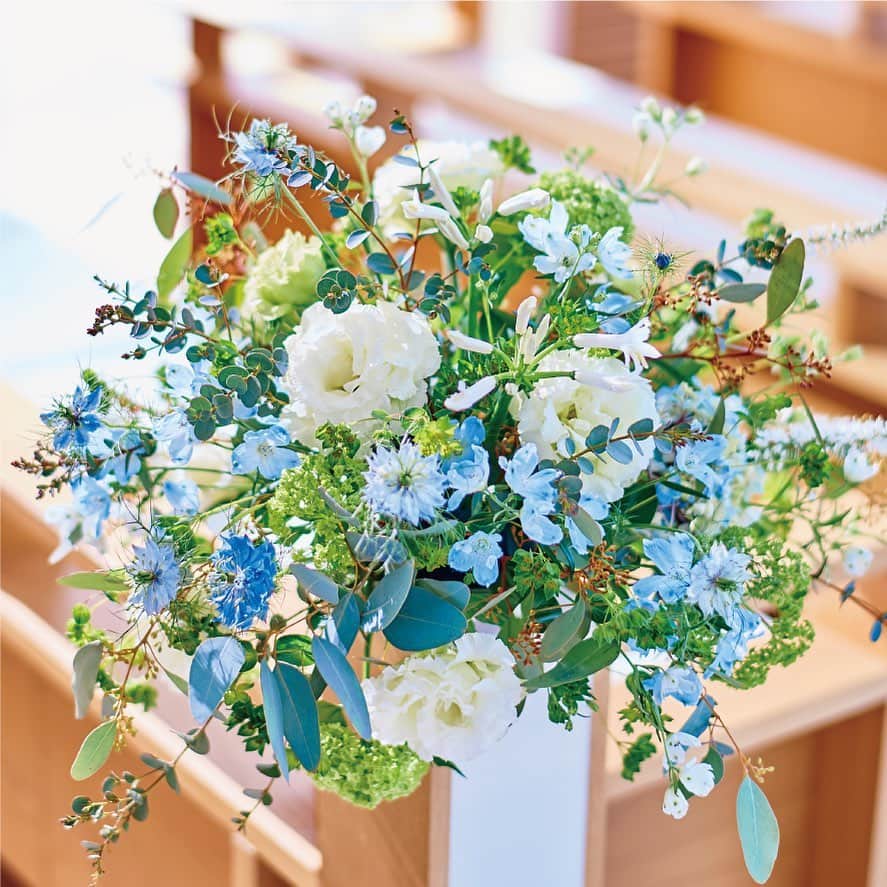 のインスタグラム：「【チャペル装花】﻿ ﻿ チャペル全体を彩る #チャペル装花 ﻿ ﻿ おふたりのイメージに合わせて﻿ 自由にお選びいただけます✨﻿ ﻿ お花によって、同じチャペルでも﻿ 印象が変わってきますね🎶﻿ ﻿ ぜひ、おふたりらしいチャペルに⛪️」