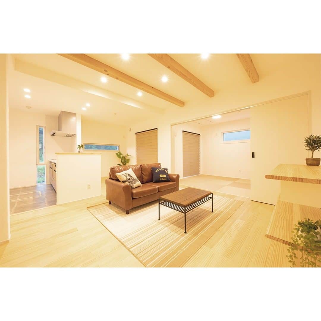 homelife 夢を叶える暮らし方のインスタグラム：「【完成見学会のお知らせ】 . 兵庫県丹波篠山市で見学会を開催します！ . 無垢材や漆喰を使った自然素材の大きな平屋です！ 床や壁に自然素材を使用しているので温かみを感じます。 またLDKと和室から行き来できるウッドデッキでは、 BBQや物干しスペースとして利用でき使い勝手抜群です😊 . 新規ご予約の方には、【Web予約で2000円分のクオカードをプレゼント！】 ◆―――――――――――――――◆ ご予約はプロフィールトップのリンク先かURLから ▷ more… @homelife_gallery ▷https://homelife.jp/event/details_480.html ◆―――――――――――――――◆ . . みなさまのご来場お待ちしております！ . . 日にち：2019年9月7日(土)～8日(日)・9月14日(土)～15日(日) 時間：10：00～17：00 場所：兵庫県丹波篠山市小枕 雨天決行 . . #見学会 #住宅見学会 #完成見学会 #プレゼント #クオカード #兵庫 #丹波篠山市 #注文住宅 #自由設計 #マイホーム計画 #マイホーム #平屋 #ウッドデッキ #自然素材 #漆喰 #無垢材 #暮らしを楽しむ #間取り #快適 #family #house #home #homelife_京都 #homelife_大阪 #homelife_兵庫 #ホームライフ #ホームライフ100 #アーキホームライフ」