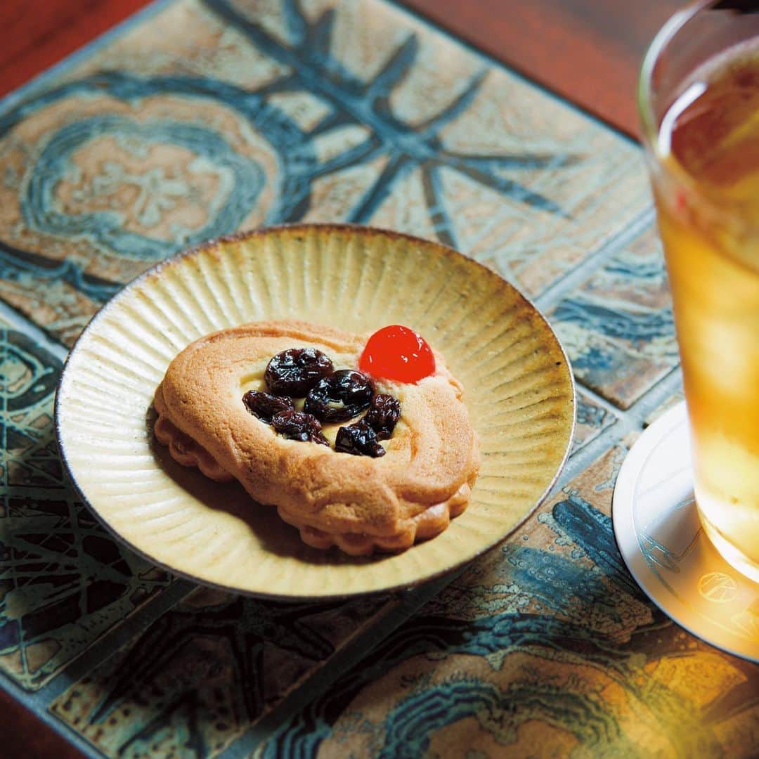 Hanako公式さんのインスタグラム写真 - (Hanako公式Instagram)「ときめくほどクラシック！洋菓子の始まりが伝わる🚪🗝﻿ ﻿ 明治40（1907）年創業、京都で最も古い洋菓子店の〈村上開新堂〉。受け継がれるロシアケーキは素朴な味わいで、ノスタルジックなおいしさとかわいさ。時の流れを感じる内装や包装にもときめく。店内奥のモダンなカフェで「焼き菓子セット」を楽しんで。﻿ ﻿ 【Hanako_京都のほんと。発売!!】﻿ #Hanako #Hanako_magazine  #和カフェ #京都カフェ #京都グルメ #京都スイーツ #京都ランチ #京都居酒屋  #京都旅行 #京都観光 #京都かき氷 #奈良カフェ #和菓子好き #パフェ好き #スイーツ巡り #カフェ巡り#kyotocafe #cafe #kyoto #村上開新堂 #カフェ巡り #photoby_NorikoYoshimura #Hanako京都」9月5日 18時04分 - hanako_magazine