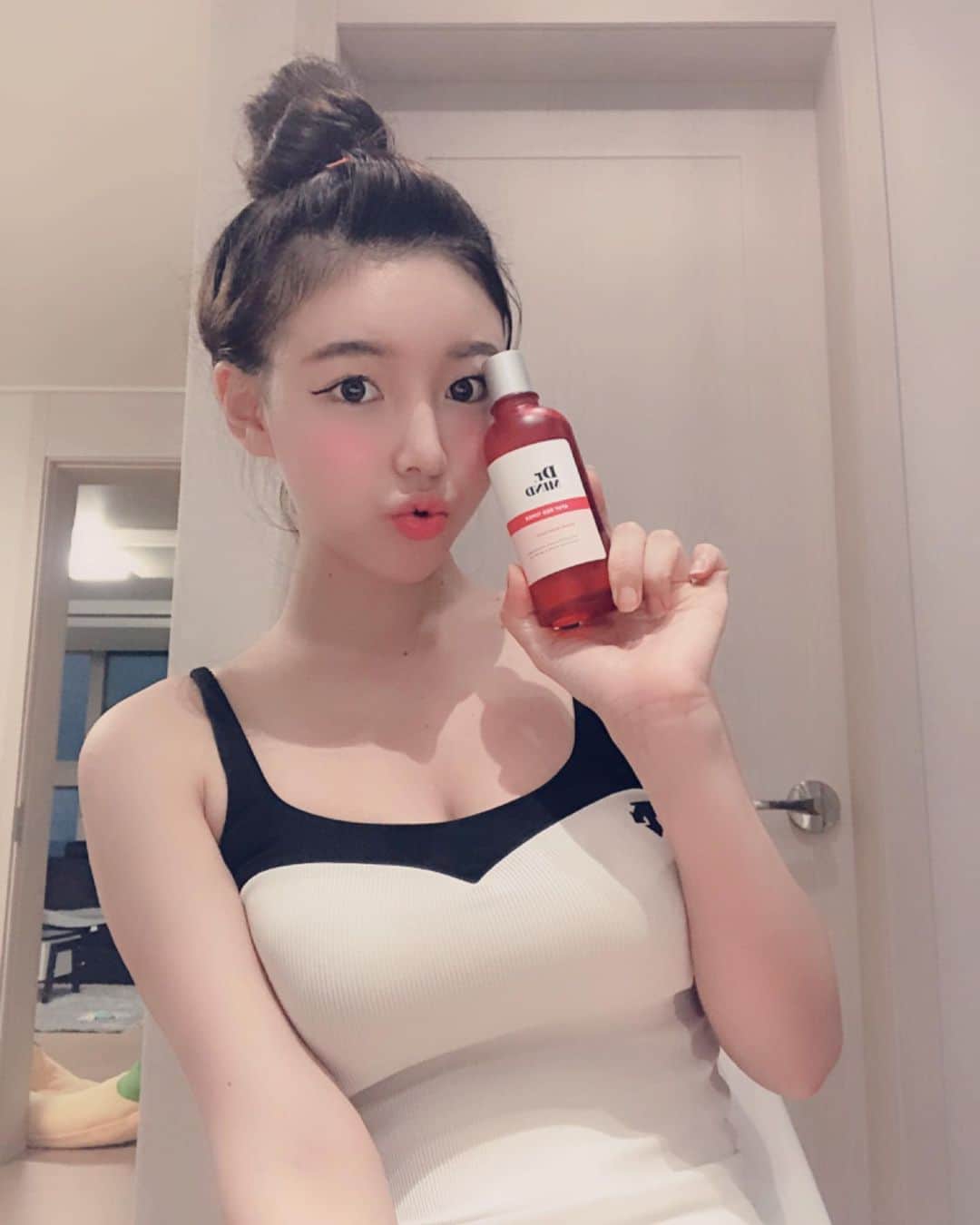 hyeriのインスタグラム：「레드에너지 수분진정토너!! 약산성 밸런스 토너라 피부에 건강하게 사용할수 있는토너👍 피부가 매끄럽지못할때 요걸로 아침 저녁으로 닦아주면 몇일사이에 좁쌀들이 확실히 들어가고 피부가 매끄러워짐!! good👍👍 #닥터마인드#레드토너#레드#레드팟토너#여드름토너#트러블토너#피부관리#토너#약산성토너」