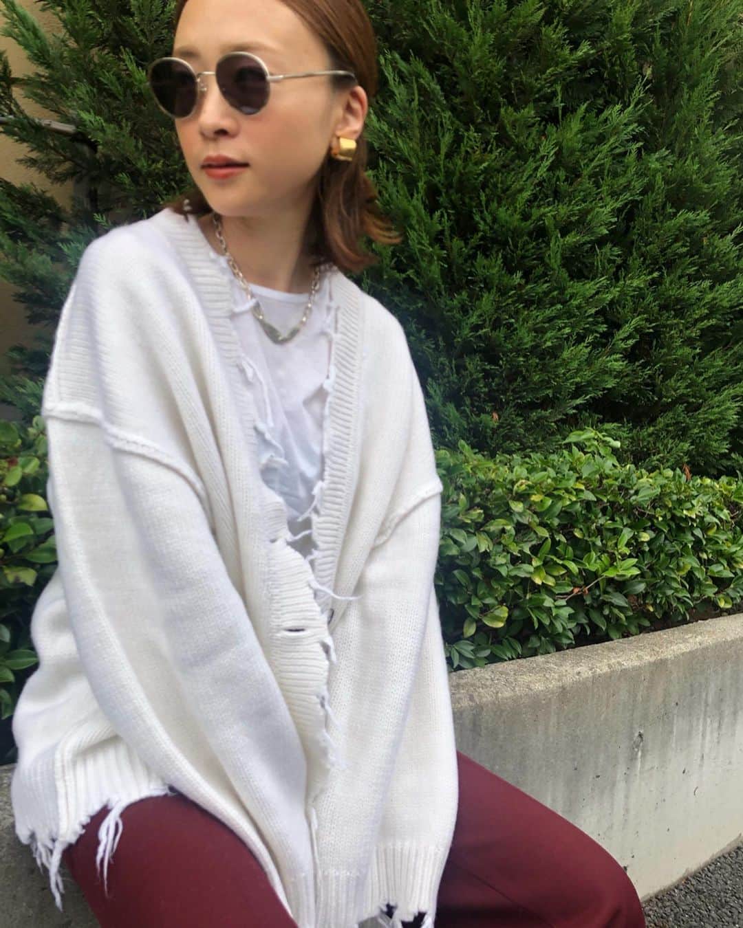 のインスタグラム：「まだ暑いけどちょっとづつ秋支度〜🍁 このカーディガン、ダメージ感もかわいくて正解🙋🏻‍♀️💕 今年はタイトスカートバージョンでも着たいです。 #perverze #でこっぱち」