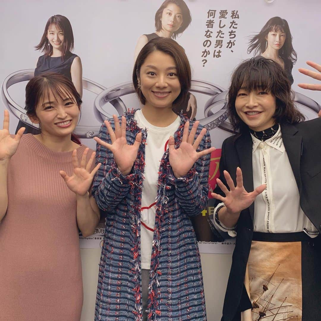 日本テレビ ドラマ「わたし旦那をシェアしてた」のインスタグラム：「🎀最終回記念🎀 “妻”たちのサイン入り✨特大✨ポスターを1名様にプレゼントします🎁！ 小池さん・りょうさん・岡本さんに、３人のバックに貼ってある特大ポスター（B0サイズ）にサインをしていただきました🙌✨ なかなか手に入らないサイズです😱！ 【応募方法】 ①インスタ公式アカウントをフォロー ②この投稿に❤ 締切:9/6(金)23:59  たくさんのご応募、お待ちしてます😊 ドラマの感想もぜひ✨  #わたし旦那をシェアしてた #小池栄子 #りょう #岡本玲 #赤楚衛二 #黒木啓司 #渡辺真起子 #平山浩行 #夏木マリ #ヒルクライム #事実愛 #ytv #木曜ドラマF #ドラマ #マンゴー体操 #木曜日も夜ふかし #旦シェア 💍きょう深夜0:29〜最終回‼️✨💍」