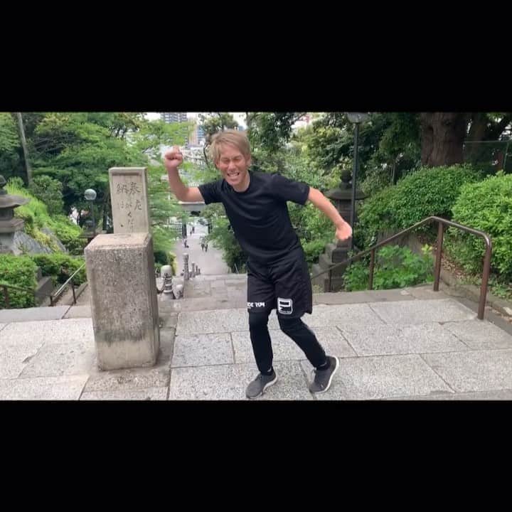 のインスタグラム：「全国の階段を全力で駆け抜ける！ ミカンくんの階段走！Stairs Run！ 久しぶりの今回は池上本門寺  階段！次はあなたの町のあの階段を登るかもしれない！Let's Stairs Run！  ミカンくんの一口コメント「久しぶりに登ったら足が段々動か無くなってきました！階段だけにね！だんだん！」 【階段ランク】 0〜30  小階段 0〜50  中階段 0〜100 大階段⬅︎ 100〜  モンスター 200〜  レジェンド  #松竹芸能 #ウドントミカン #ミカンくんの階段走 #階段走 #池上本門寺 #階段数96 #傾斜45 #stairsrun #東京 #おっちゃんめっちゃこっちみてる #東京に100段以上の階段があまりないので東京じゃなくても凄い階段があればコメントください！！」