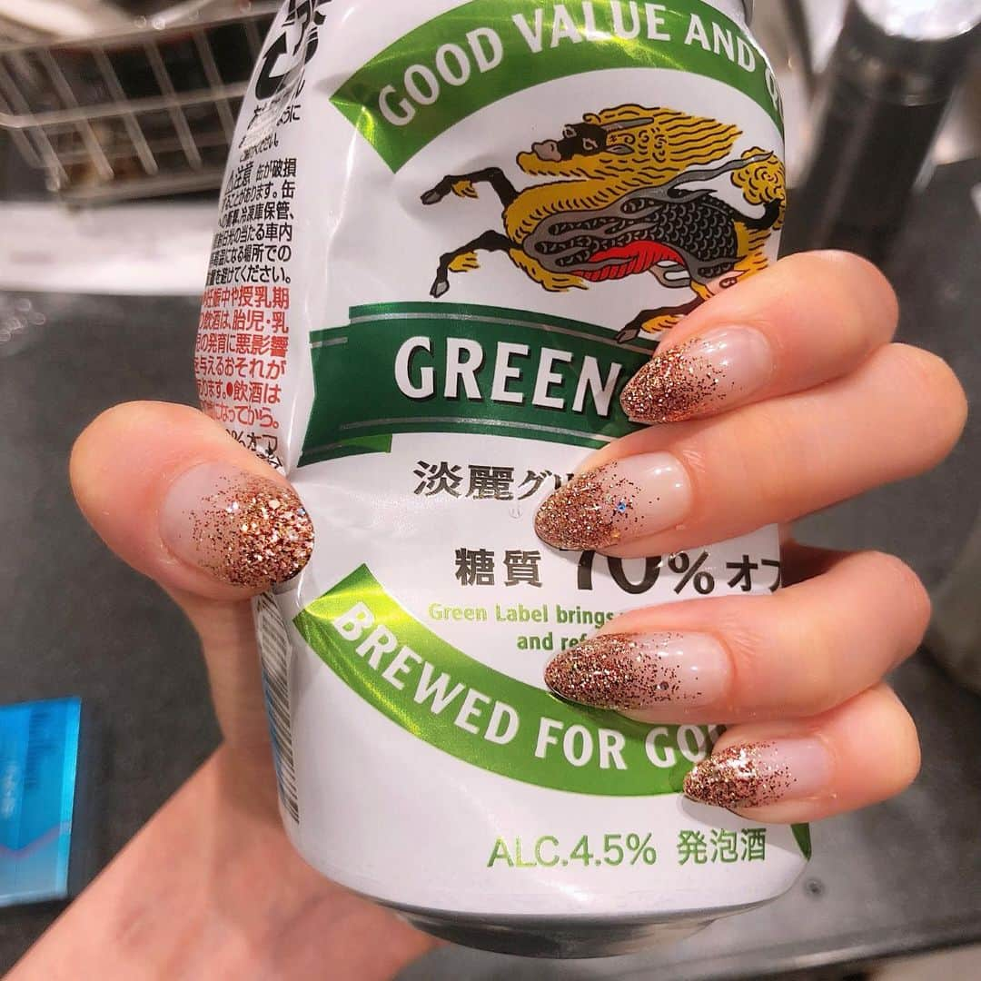 関あいかさんのインスタグラム写真 - (関あいかInstagram)「金のラメグラ #nail」9月5日 18時22分 - aika__seki