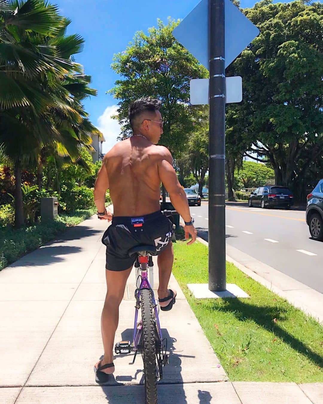 Tadashi Itoのインスタグラム：「🚴‍♂️ ・ ・ 久々に乗ると楽しい🚲☺️ ・ ・ 近場用に🚲買おう😌 ・ ・ 日本ではちゃんと服着て乗らなきゃ🤦🏽‍♂️🚲 ・ ・ ・ #hawaii #lanikai #cycling #bicycle #offwhite #nike #workout #fitness #training #instagood #ハワイ #ハワイ旅行 #ラニカイ #ラニカイビーチ #サイクリング #自転車 #オフホワイト #ナイキ #ワークアウト #フィットネス #筋トレ #トレーニング #日焼け #フォトジェニック #お洒落さんと繋がりたい」