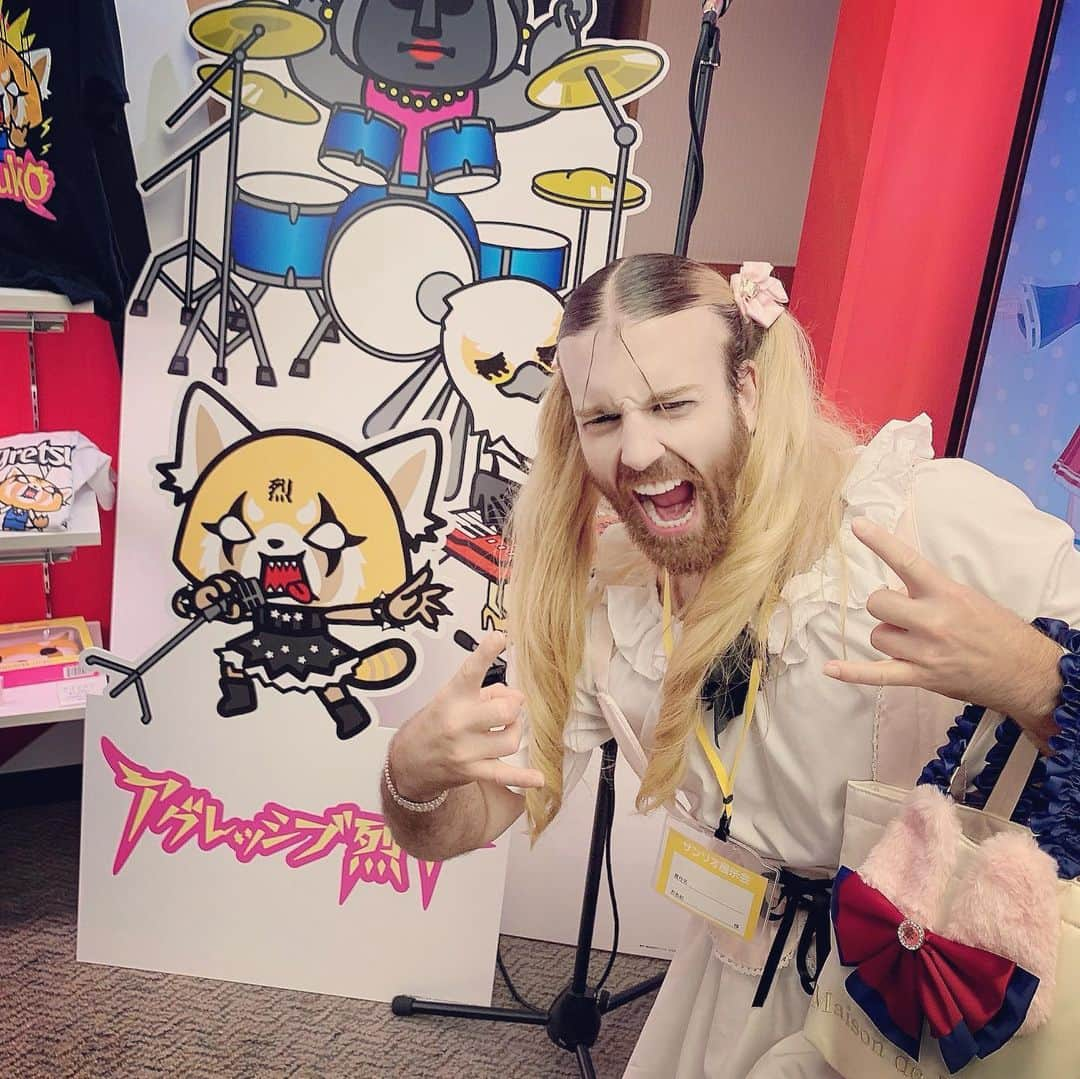 レディビアードさんのインスタグラム写真 - (レディビアードInstagram)「Today was SANRIO EXPO, which is always one of the kawaiiest days of the year. The characters were all live in concert this year. Next year I want to do a duet with Aggretsuko️🤘️🤘️🤘 #sanrio #ladybeard」9月5日 18時25分 - ladybeard_japan