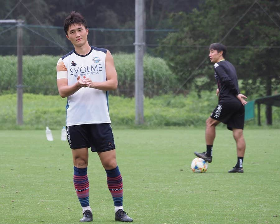 FC町田ゼルビアさんのインスタグラム写真 - (FC町田ゼルビアInstagram)「大宮戦に向けたトレーニングの風景より  MF8 #ジョンチュングン 選手とちょっとピントが合ってませんが #相馬直樹 監督です。 明日は久しぶりにジョン選手が公式カメラを持ってくれたので、ジョンカメラマン作品でおおくりします。  トップチームは9月7日（土）にアウェイのNACK5スタジアムで大宮アルディージャと対戦します。 今節はアウェイでの開催となりますが、一人でも多くの方の声援が選手の力になりまのでぜひ、現地での応援をお願い致します！  #jleague #j2league #zelvia #➕1 #すべては掴み取るために」9月5日 18時26分 - fcmachidazelvia