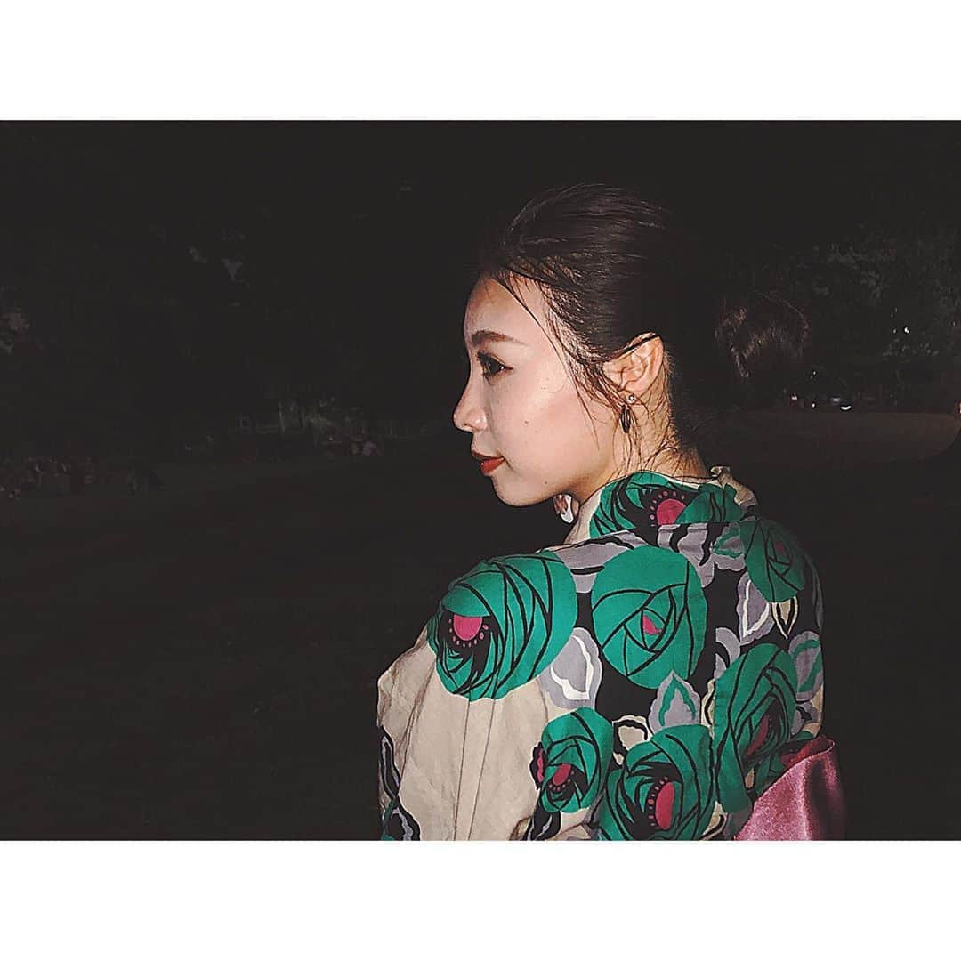 野崎夏帆のインスタグラム：「夏の思い出🌻2018﻿ ﻿ >>>>5枚﻿ ﻿ 2018？間違えてませんか？思ったかなw﻿ ﻿ 去年載せそびれたので﻿ まずは去年の思い出から(笑)﻿ ﻿ はるちゃん(妹)に呼ばれ、強制参加だった花火大会...﻿ 去年は有難いことに毎日まじ忙しかったので﻿ 写真撮る為だけに浴衣きた思い出wwww﻿ ﻿ ﻿ #浴衣#ゆかた#和服#花火#花火大会#お祭り#祭り#わたあめ#photo#pic#わたし﻿」