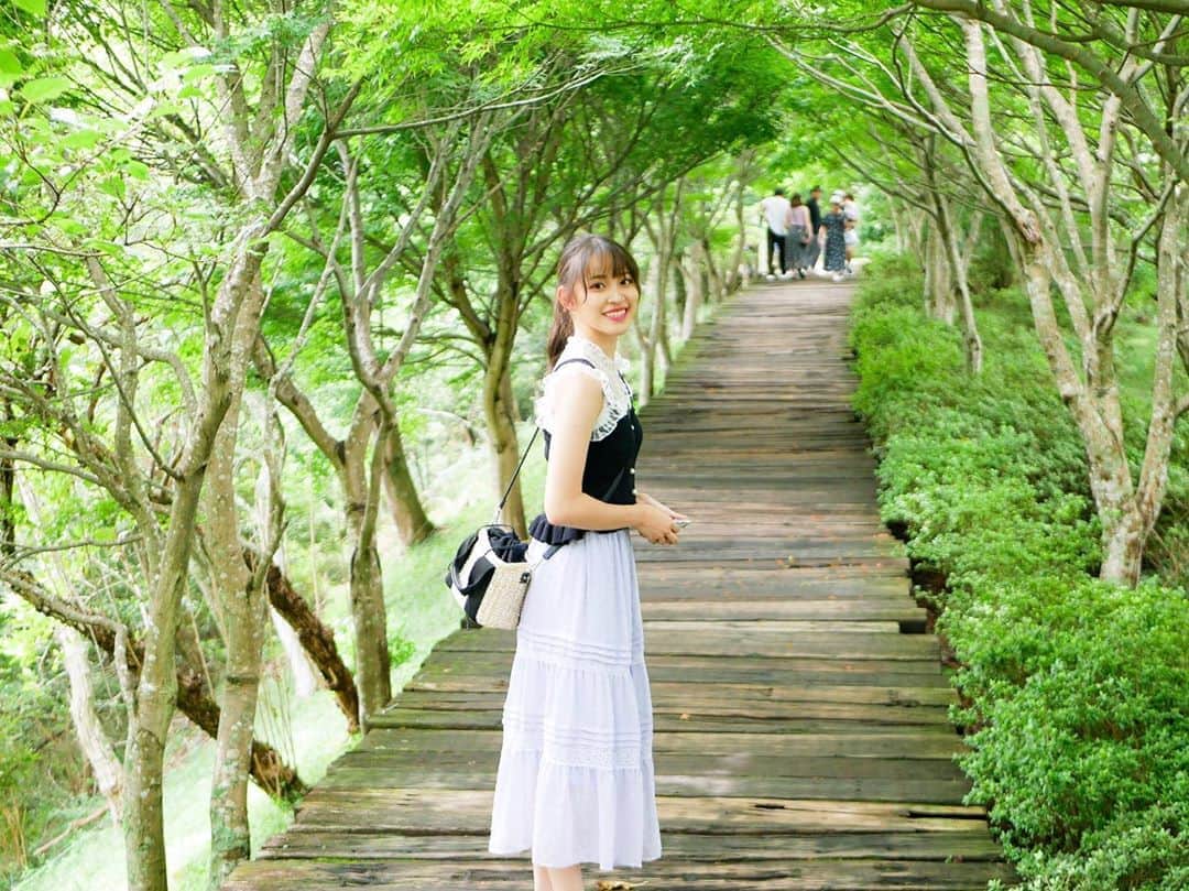 下口ひななのインスタグラム：「🌳🌳🌳﻿ ﻿ ﻿ ﻿ この前家族旅行行ってきました﻿ 静岡県と山梨県に行ってきました﻿ 夏っぽい写真がいっぱい撮れたので投稿しますね﻿ ﻿ #緑 #めっちゃ緑 #チームkカラー  #目に優しい #なつのおもいで  #旅行 #静岡」