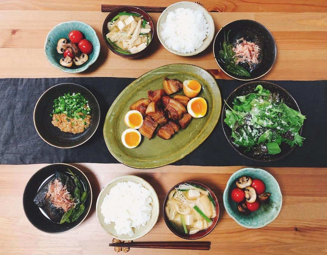 ステファニーさんのインスタグラム写真 - (ステファニーInstagram)「🐷🥚☀️ 今日のお昼ご飯はこちらです。 たくさん煮込んだよ。  豚の角煮とトロトロ煮卵 茄子とししとうの煮浸し マッシュルームとトマトの和風炒め グリーンサラダ えのきと豆腐と揚げのお味噌汁 納豆 ご飯 #love #cooking #lunch #和食 #おうちごはん #すてちゃんごはん」9月5日 18時30分 - steph_0928_