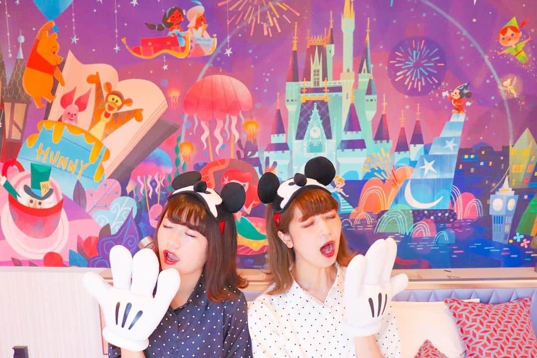 のインスタグラム：「ㅤ ㅤ りいちゃんとセレブレーションホテル お泊り〜〜🐭💒 ㅤ ディズニー系列のホテル泊まるの 初めてですごいわくわくだった🥺💓 ㅤ ㅤ ㅤ さも最近のことかのように載せたけど 泊まったのすっごい前🤣🤟🏻笑 ㅤ 秋突入する前に投稿できてよかった！ ギリギリセーーフ！🤣❤️笑 ㅤ ㅤ ㅤ この日はお揃いパジャマに りいちゃんが誕生日プレゼントでくれた ミッキーのアイマスクを合わせたよ🐭💤💫 ㅤ ㅤ ㅤ 楽しすぎて 次の日のアーリーイン オールで行くっていう 若いことした。(笑) ㅤ ㅤ ㅤ ㅤ ㅤ ㅤ ㅤ #かなりい ㅤ #kana_disney ㅤ ㅤ ㅤ #東京ディズニーセレブレーションホテルウィッシュ #セレブレーションホテル #ディズニーホテル #東京ディズニーリゾート #パジャマ #guパジャマ #ジーユー #双子コーデ #アイマスク #tokyodisneyresort #tdr #celebrationhotel #celebrationhotelwish #tokyodisneycelebrationhotel #disneyhotel #disney twins」