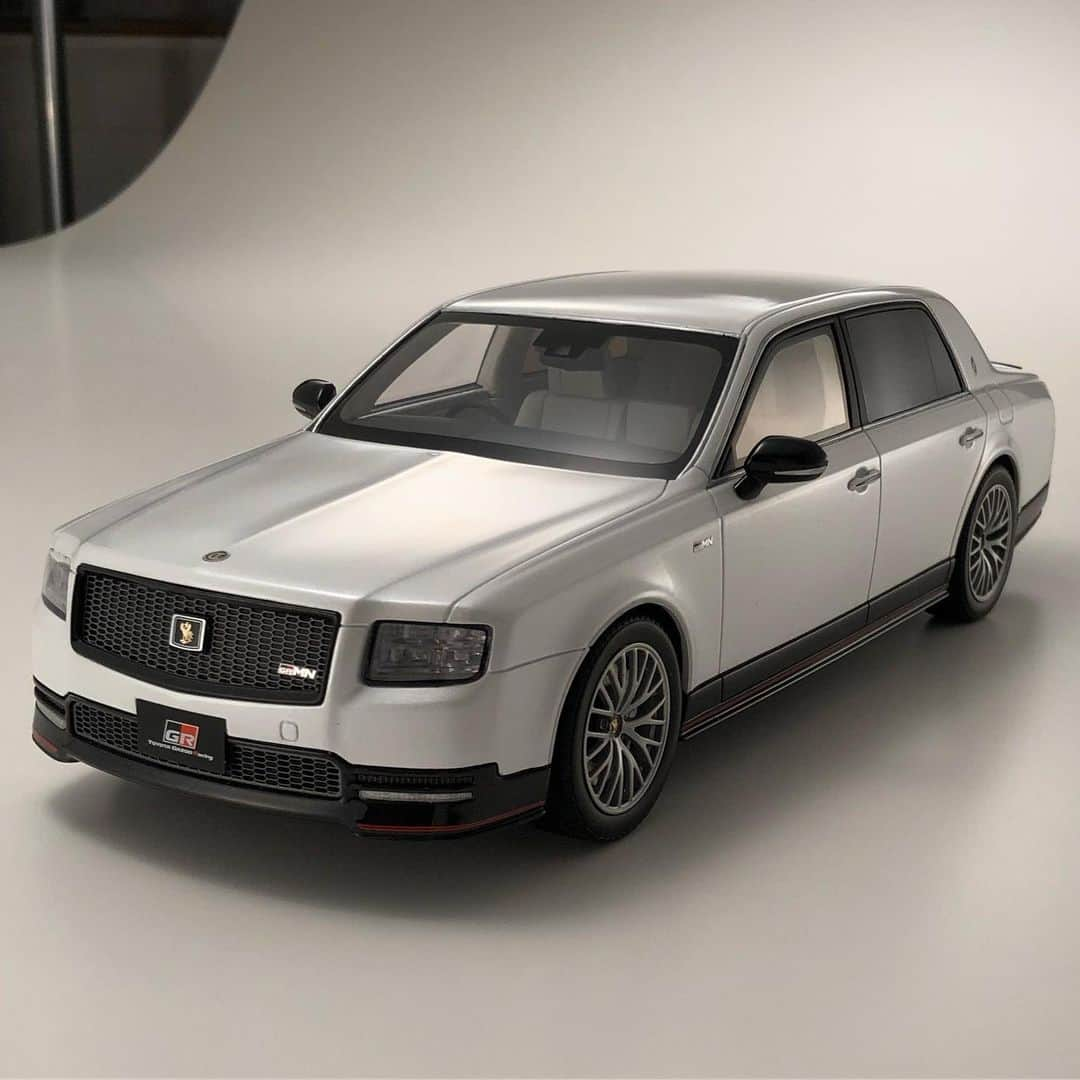 kyosho_official_minicar toysさんのインスタグラム写真 - (kyosho_official_minicar toysInstagram)「. SAMURAI 1/18 Toyota CENTURY GRMN  #century #toyotacentury #dsport #jdm #superstreet #supercarage #carcollection #kyosho #hobby #gazooracing #car #interior #resinmodel #resinmolds #minicar #instacar #hypercars #stanceworks #vipcar #interiordesign #gazoo #stance #conquest #センチェリー #トヨタ #ミニカー #公用車 #セダン #高級車 #豊田章夫  www.kyosho.com」9月5日 18時36分 - kyosho_official_minicar_toys