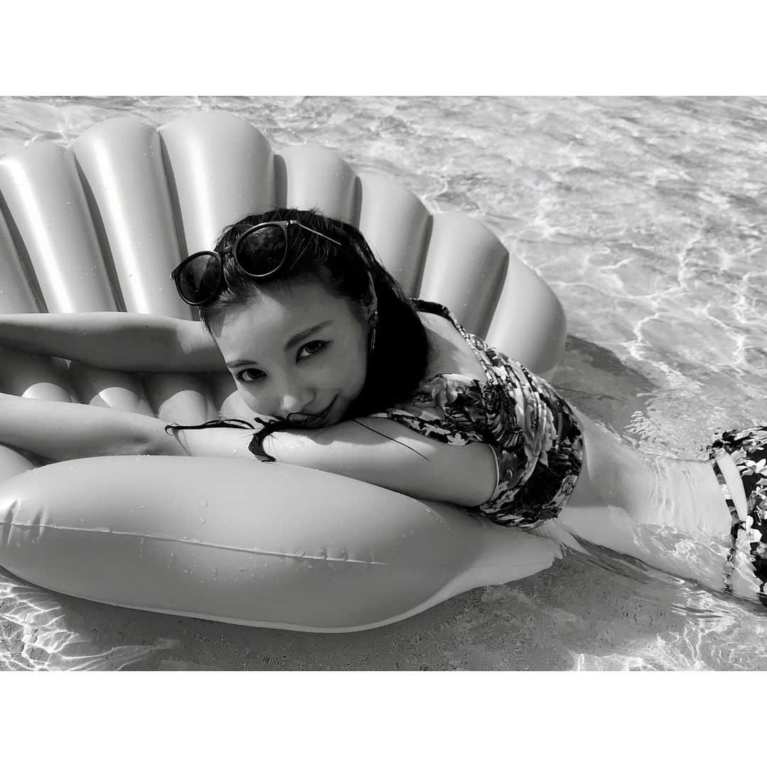 野崎夏帆のインスタグラム：「夏の思い出🌻2018﻿ ﻿ >>>>5枚﻿ ﻿ わたしとってもプール大好きまんなんだけど﻿ なんだかんだ年に1回しか行ってない気がする...﻿ ﻿ 唯一去年﻿ プライベートでやっと行けた屋外プール🏊✨﻿ ﻿ ﻿ ちょー暑くてちょー日差しガンガンで﻿ 日焼けしました。(日焼けしちゃだめやん)﻿ ﻿ 帰りとっても疲れてしまって﻿ あの日の帰り道プンプン丸してた記憶しかありませんw﻿ ﻿ #プール#屋外プール#日差しやばたに#日焼け#photo#pic#わたし﻿」