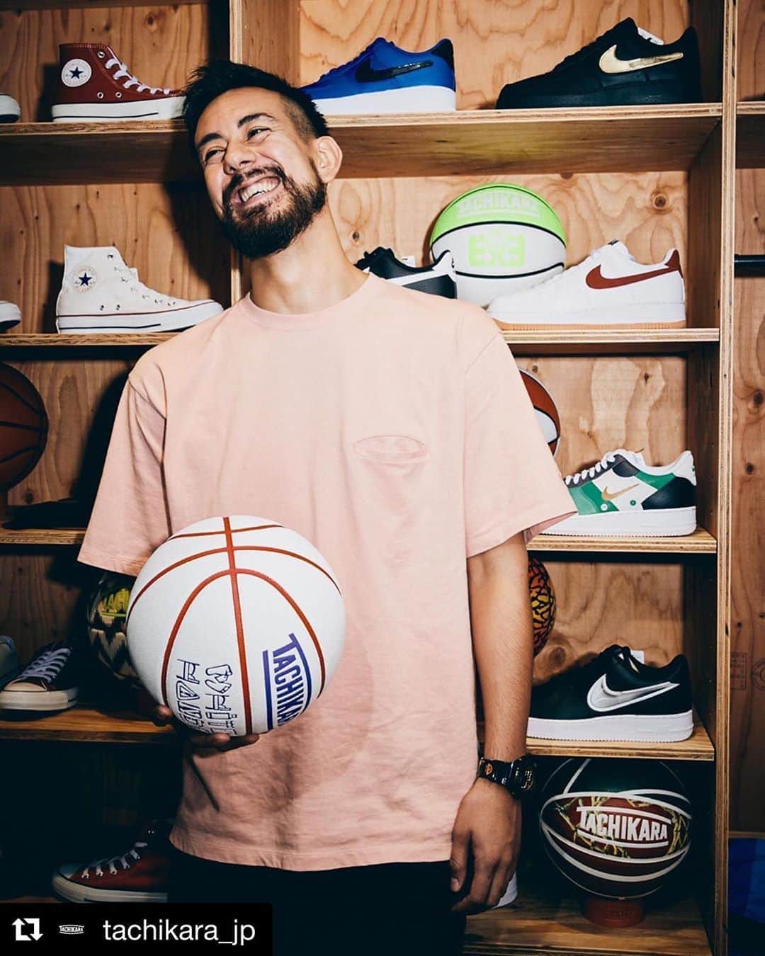 眞庭城聖のインスタグラム：「カッコイイ新商品が沢山です🏀⛹️‍♂️ #Repost @tachikara_jp with @get_repost ・・・ 【Now on sale !!🏀✨】﻿ ﻿ タチカラによるゲーム用バスケットボールの新モデル、”WHITE HANDS -FROM NORTH-” が、本日2019年9月5日より発売スタート！﻿ ﻿ WHITE HANDS -FROM NORTH-﻿ Price : ¥6,250- (+tax)﻿ Color : White / Purple / Red﻿ Size : 7﻿ Material : 合成皮革﻿ ﻿ お取り扱いはタチカラオンラインストア、そして日本全国のタチカラ正規ディーラーショップ（店舗によっては一部お取り扱いのない場合がございます）にてお買い求めいただけます！﻿ ﻿ 🏀Baller : @money_0527 ﻿ 📸photographer : @nowri ﻿ 👟Location : @yamaotokofootgear ﻿ ﻿ #tachikara #タチカラ #basketball #streetball #whitehands」