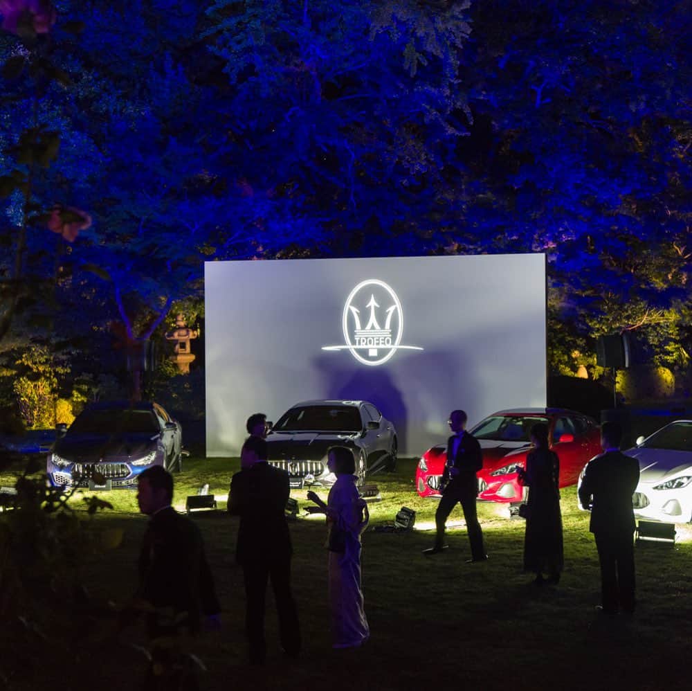 Maserati Japan | マセラティ ジャパンのインスタグラム：「『Maserati Japan EXPO 2019』でのガラディナーはブラックタイ（男性はタキシード、女性はロングドレスorお着物）で開催する回遊型のガラディナーとなります。ヨーロッパでよくある立食ブラックタイパーティーは、もちろん過去にマセラティジャパンでも開催したことがあります。2018年末、レヴァンテ トロフェオのジャパンプレミアでは、イタリア大使館を貸し切り、日本限定20台のジャパンエディションの発表会も兼ねて行われました。11月9日のガラディナーはこのパーティーを超える特別な空間になることをお約束いたします。 イベントの詳細・参加申し込みはこちらから： https://www.maseratijp-official-event.com/ #Maserati #マセラティ #MaseratiJapan #マセラティジャパン #MaseratiJapanEXPO」
