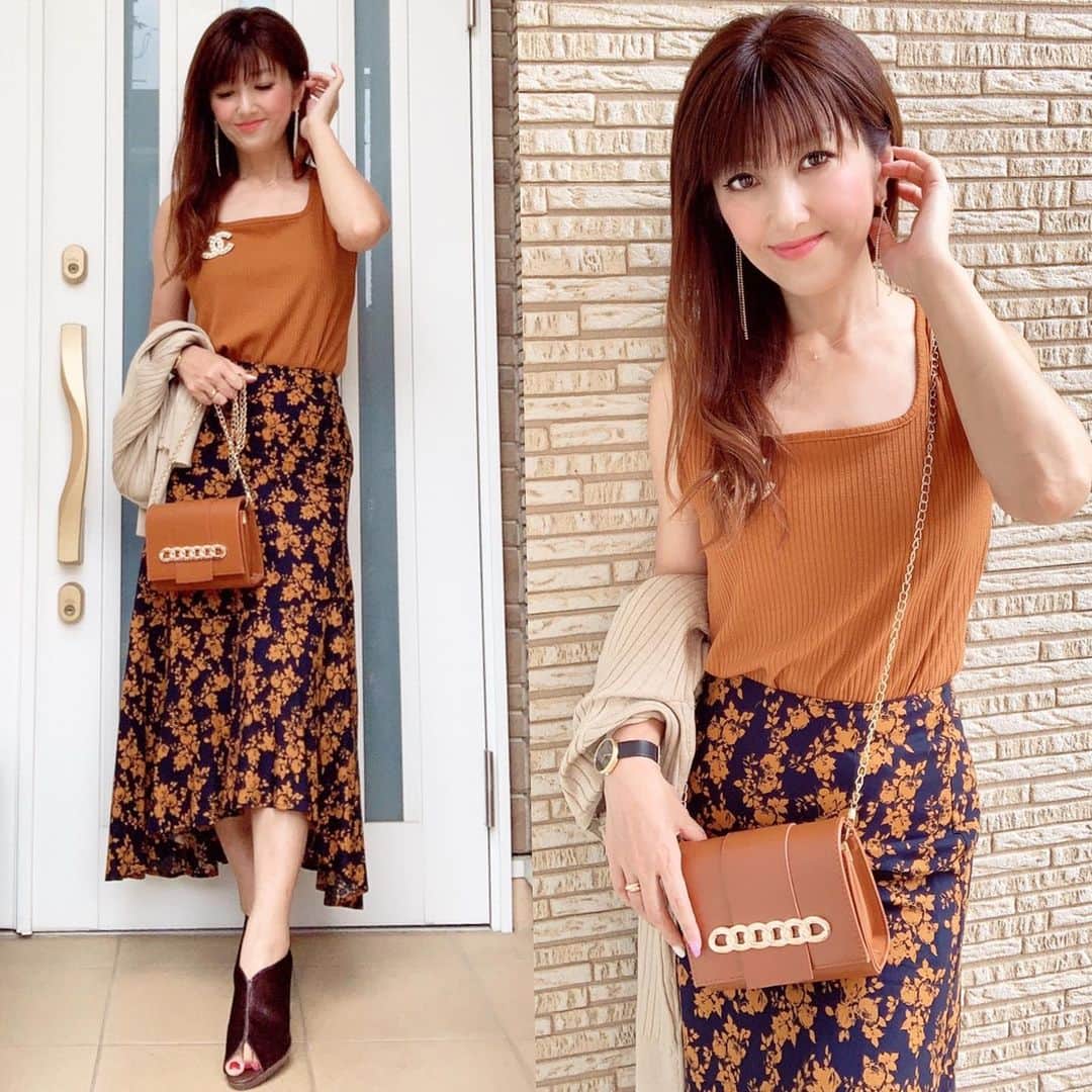 のインスタグラム：「🧡🧡🧡 ・ 木曜日(〃^∇^)oお疲れさま～ 暫くコーデは定位置から🚪 ・ 昼間はまだ汗ばむけど( ˊᵕˋ ;)💦 カーデ羽織ってちょうど良い陽気☀️ ・ そして今日も秋色カラーの花柄スカートでした❁✿✾✾✿❁︎ エレガントさが増すマーメイドライン🧜‍♀️✨ ネイビー×オレンジは新鮮～🎶🎶 ・ ・ skirt lpg621-0473 @lialapg #lialapg #liala_fashion #pr bag #バッグ：#ルピス @queen.lupis (bag0037) pierce @monogriis_jp ・ ・ ・  #fashion #coordinate #ファッション#コーデ#コーディネート#シンプルコーデ #きれいめコーデ#着回しコーデ #40代コーデ #40代ファッション  #エレガント#秋コーデ#秋ファッション#テラコッタ#大人可愛い#大人女子#今日のコーデ#今日の服#花柄#ハンドメイドピアス#ハンドメイドアクセサリー#セレクトショップ#おしゃれさんと繋がりたい #インフルエンサー ----------------------------- 見て下さった (*´︶`*)♡Thanks!🧡🧡🧡🧡🧡」