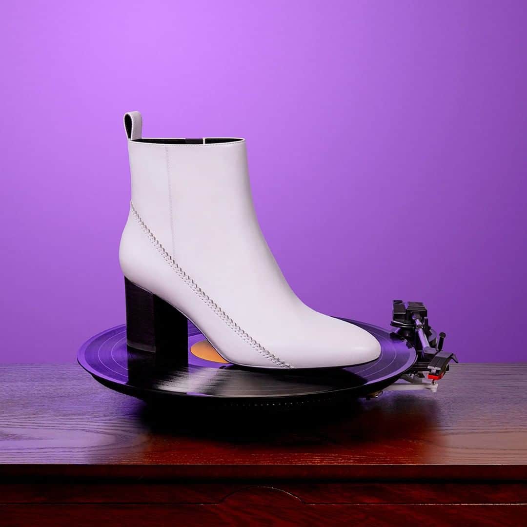 CHARLES & KEITHさんのインスタグラム写真 - (CHARLES & KEITHInstagram)「Brighten up the shorter days of fall with an essential pair of ankle boots in striking white. Tap to shop now.  #CharlesKeithOfficial  #CharlesKeithFW19  Product featured:  Zigzag detail zip-up leather ankle boots」9月5日 19時00分 - charleskeithofficial