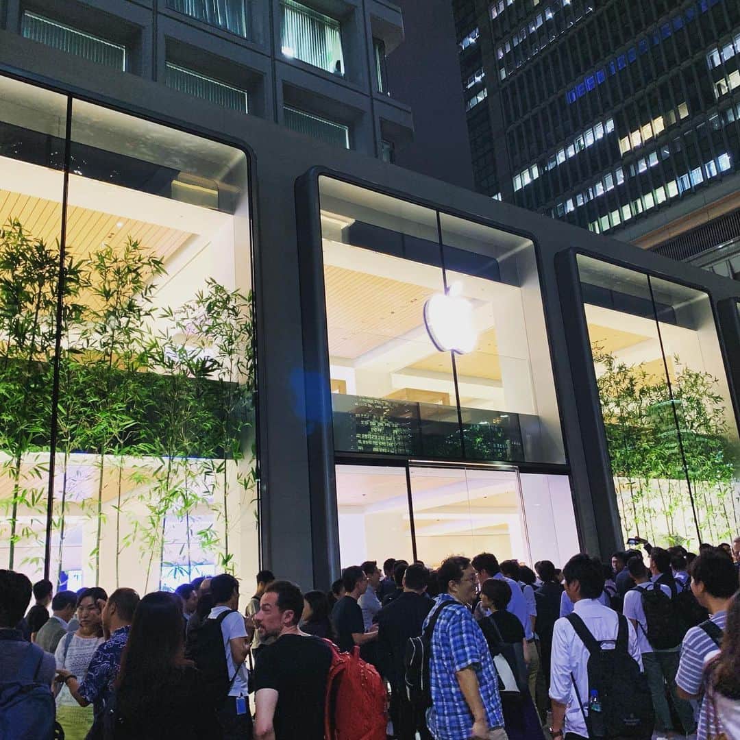 鴨志田由貴のインスタグラム：「アップルストア丸の内オープニングイベントにご招待頂いたので、来ました。 19時からなので、いま待機中。」