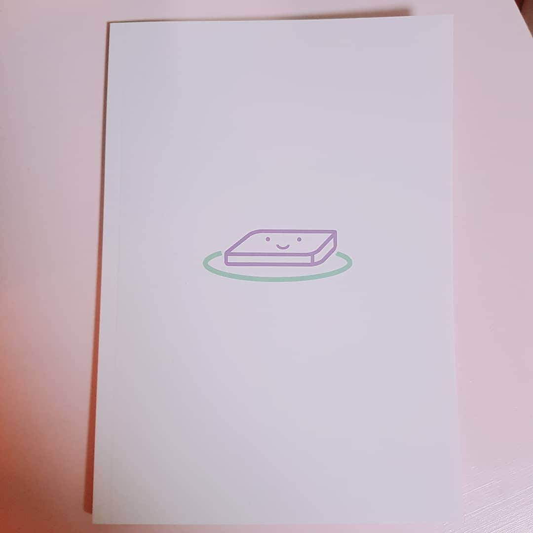 ペク・アヨンのインスタグラム：「백설기들 마음 하나하나 담은 메시지북 잘 받았어요💜 너무 고마워요😢  한줄 한줄 쓸 때도 얼마나 신경써서 썼을까 상상하니 마음이 더 따뜻해지는거 있죠😭 요즘 너무 활동도 뜸했는데 나 몰래 이렇게 준비했다니 더 고마워요! 진짜 열심히 해서 우리 팬들 더 즐거운 일 많이 생길 수 있게 노력해야지!!😊 10일에 직접 만나진 못하지만, 라이브에서라도 만나서 우리끼리 축하해요!! 항상 고맙고 사랑해요 백설기💜」