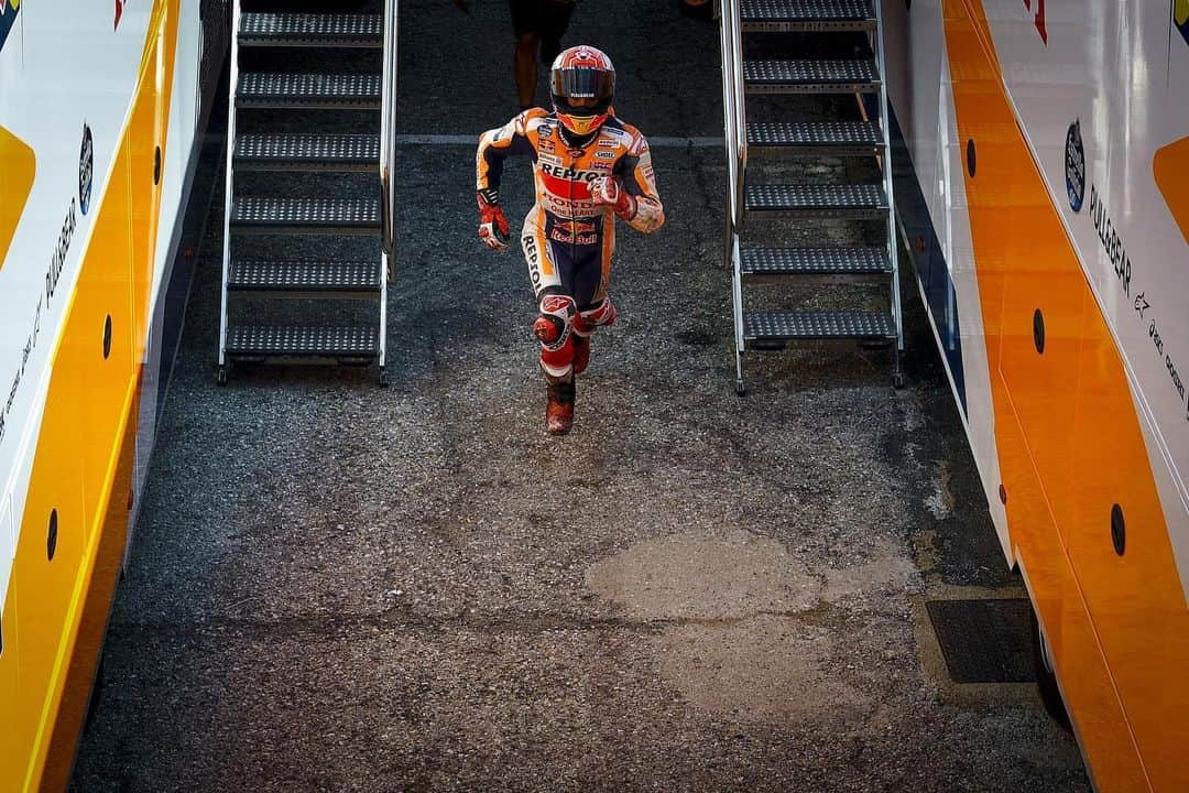 MotoGPさんのインスタグラム写真 - (MotoGPInstagram)「Running to @misanoworldcircuit like... 🏃‍♂️// #ThrowbackThursday to 2018 when @marcmarquez93 went from gravel trap to his spare bike in 133 seconds! 👏 #SanMarinoGP #MM93 #MotoGP #Motorcycle #Racing #Motorsport」9月5日 18時53分 - motogp