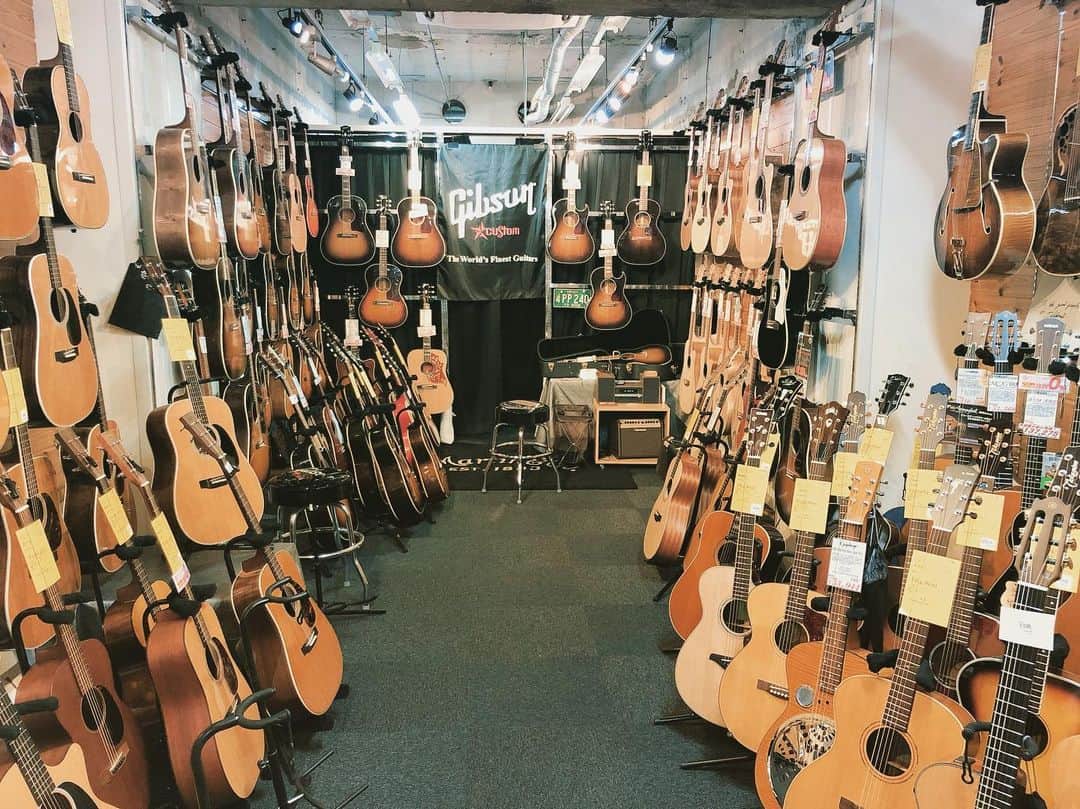 近藤薫のインスタグラム：「久しぶりにギターショップへ。やはり木の匂いは落ち着く。 #guitar #acousticguitar #guitarshop #ishibashi」