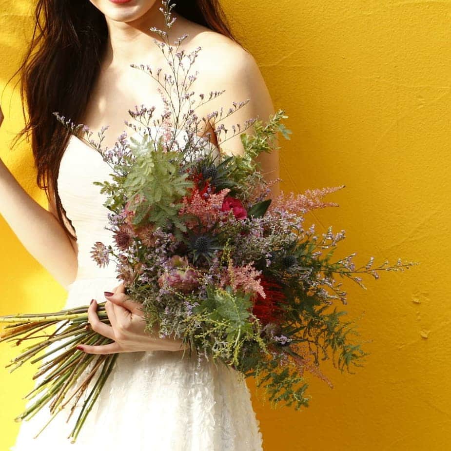 LAVIEEN ROSE Weddingさんのインスタグラム写真 - (LAVIEEN ROSE WeddingInstagram)「ふっくらとした風合い　 肌触りも滑らか しなやかで綺麗なシルエットが魅力、 シルク素材のウェディングドレス。  シンプルでより軽やかに 着心地にこだわった ラビアンローゼのためだけに 作られた特別な1着  遊び心あふれるマテリアル 体に沿う美シルエット✨ イタリアの巧みな技術から生まれる インポードレス、 自分らしさを大切に。 #大人花嫁 におすすめしたい、 #ラビアンローゼ コレクションです。  #ナチュラルウェディング　🌿 #軽井沢ウェディング#ハワイウェディング#weddingdress #colordress #weddinghair  #ウェディングドレス#チュールドレス#ウェディング小物#ウェディングブーケ#ブライダルヘア#花嫁ヘア#プレ花嫁#結婚準備#ドレス試着#ドレス選び#小物合わせ#チャペル挙式#tg花嫁#名古屋花嫁#静岡花嫁 #ホテルウェディング#ホテル婚#2019秋婚#2020春婚#2020夏婚 #2020秋婚  #2020秋婚#フラワードレス」9月5日 18時54分 - lavieenrosewedding