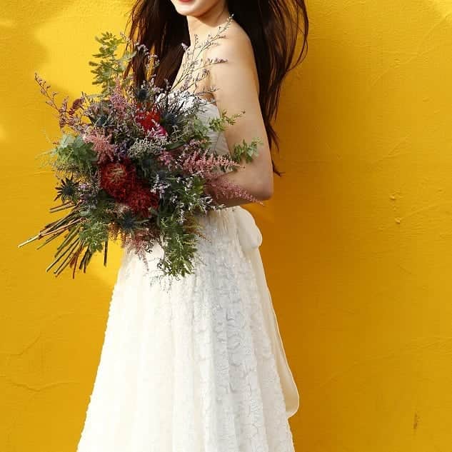 LAVIEEN ROSE Weddingのインスタグラム：「ふっくらとした風合い　 肌触りも滑らか しなやかで綺麗なシルエットが魅力、 シルク素材のウェディングドレス。  シンプルでより軽やかに 着心地にこだわった ラビアンローゼのためだけに 作られた特別な1着  遊び心あふれるマテリアル 体に沿う美シルエット✨ イタリアの巧みな技術から生まれる インポードレス、 自分らしさを大切に。 #大人花嫁 におすすめしたい、 #ラビアンローゼ コレクションです。  #ナチュラルウェディング　🌿 #軽井沢ウェディング#ハワイウェディング#weddingdress #colordress #weddinghair  #ウェディングドレス#チュールドレス#ウェディング小物#ウェディングブーケ#ブライダルヘア#花嫁ヘア#プレ花嫁#結婚準備#ドレス試着#ドレス選び#小物合わせ#チャペル挙式#tg花嫁#名古屋花嫁#静岡花嫁 #ホテルウェディング#ホテル婚#2019秋婚#2020春婚#2020夏婚 #2020秋婚  #2020秋婚#フラワードレス」