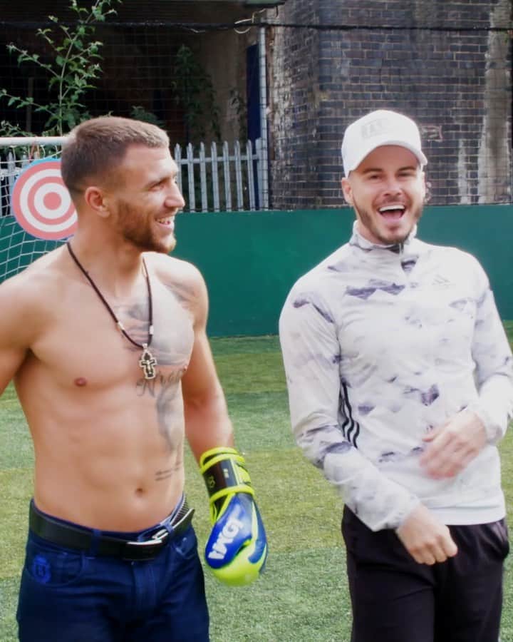 F2Freestylersのインスタグラム：「WHAT A KNUCKLEBALL! 🤪💥🥊 @lomachenkovasiliy 🇺🇦🥇 FULL VIDEO OUT NOW! 🎥 LINK IN BIO 🔗」