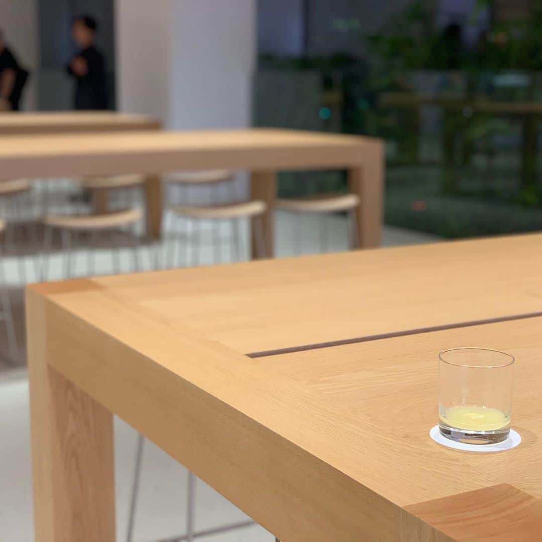 鴨志田由貴のインスタグラム：「基本こういうところでもボッチだよね…。#applestoremarunouchi」